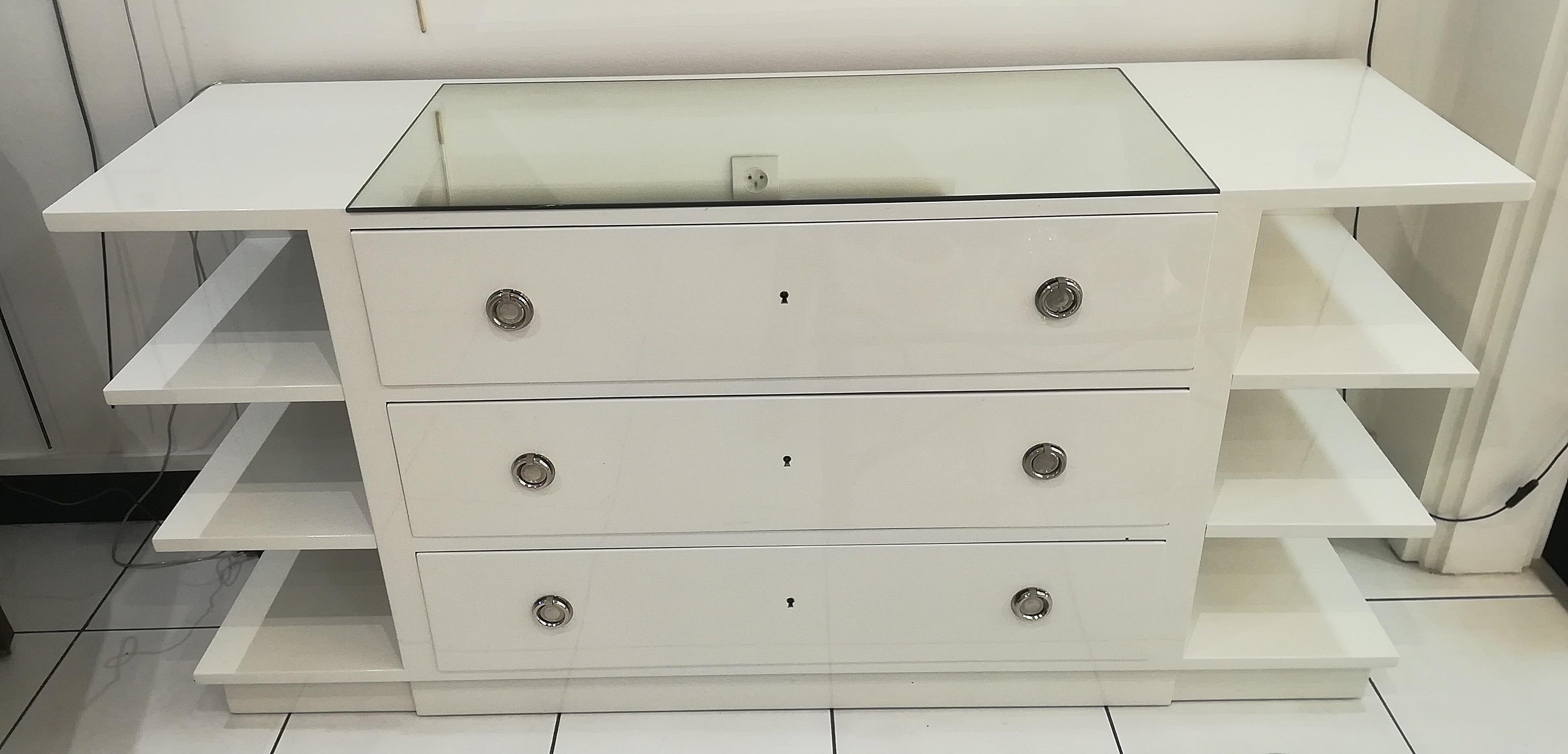 Chest of Drawers in White Lacquered Wood, circa 1970 For Sale 1