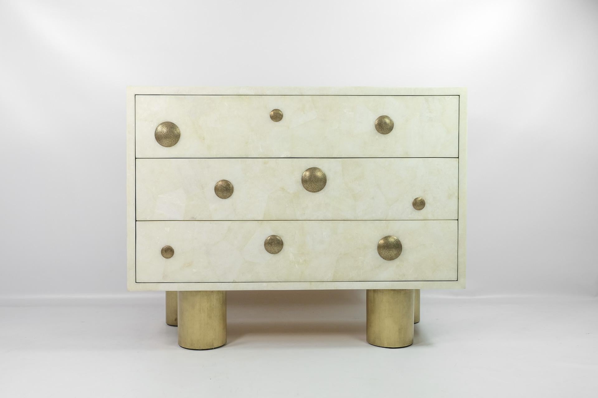 The chest of drawers 