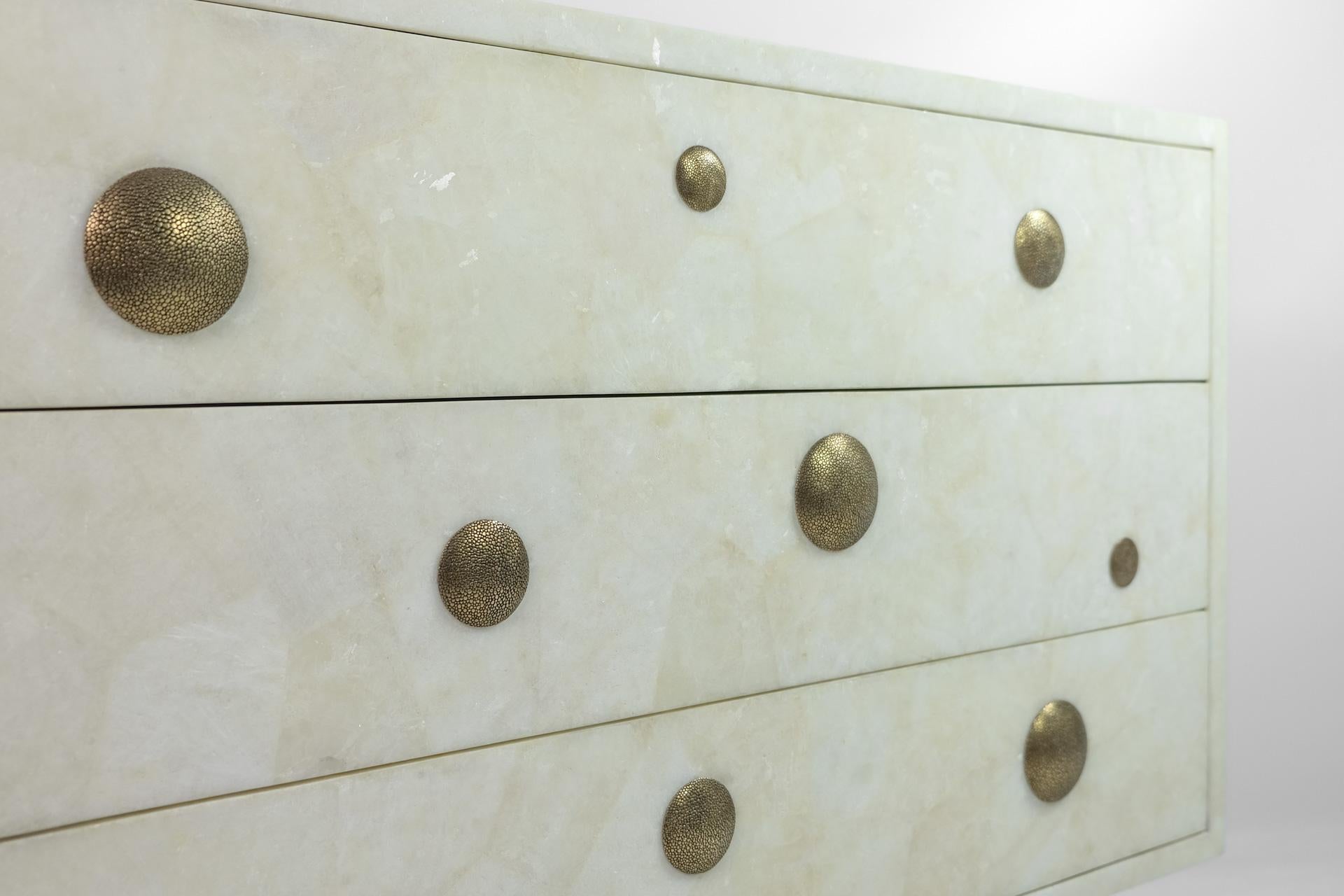 Chest of Drawers in White Rock Crystal and Casted Brass by Ginger Brown In New Condition For Sale In Bourguebus, FR