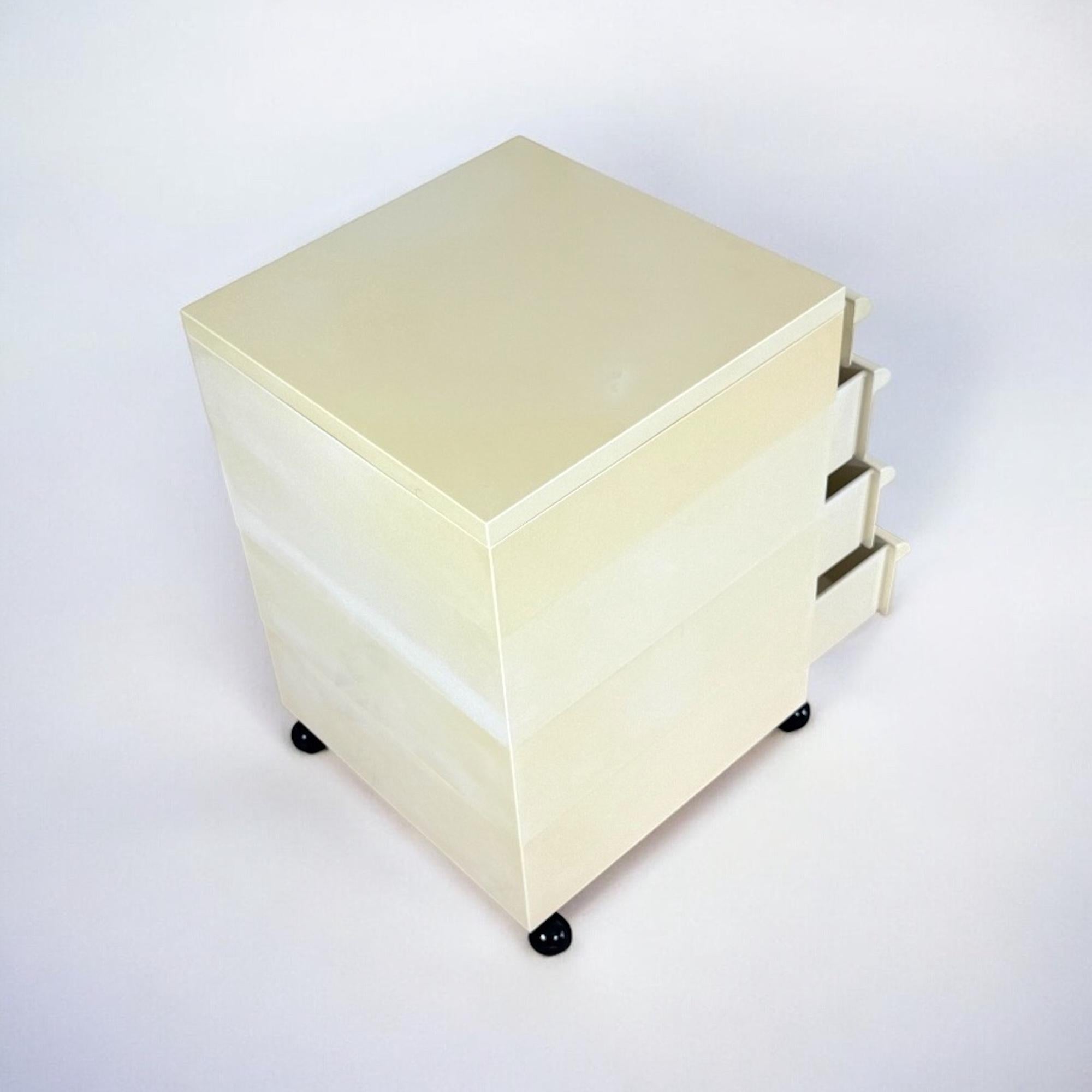 Cassettiera Kartell Modello 4602 di Simon Fussel in bianco, anni '70 in vendita 4