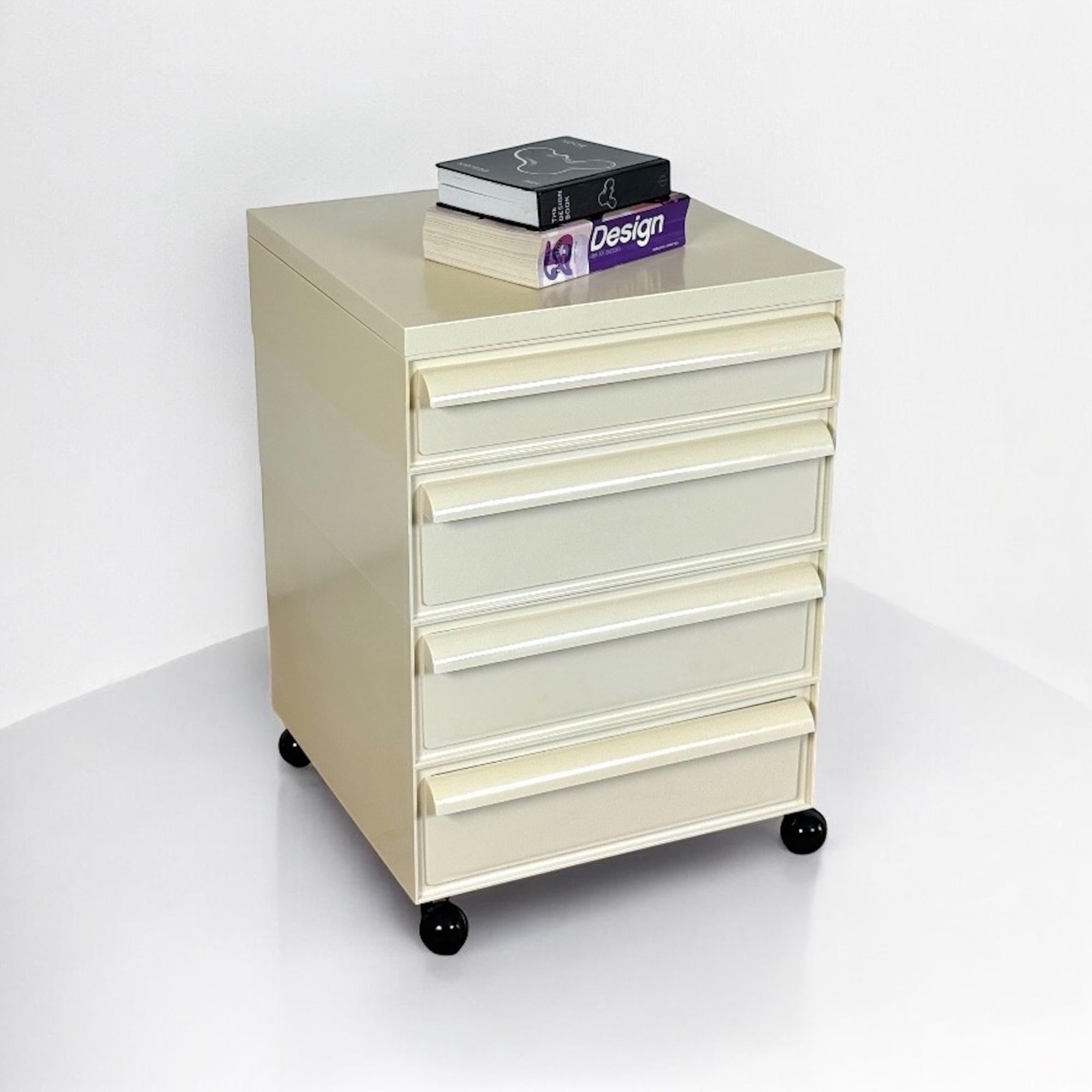 La cassettiera Vintage Kartell anni '70, modello 4602 di Simon Fussel, incarna l'essenza del raffinato design italiano degli anni '70. Questi squisiti pezzi modulari sono dotati di quattro cassetti di dimensioni generose su ruote discrete, che