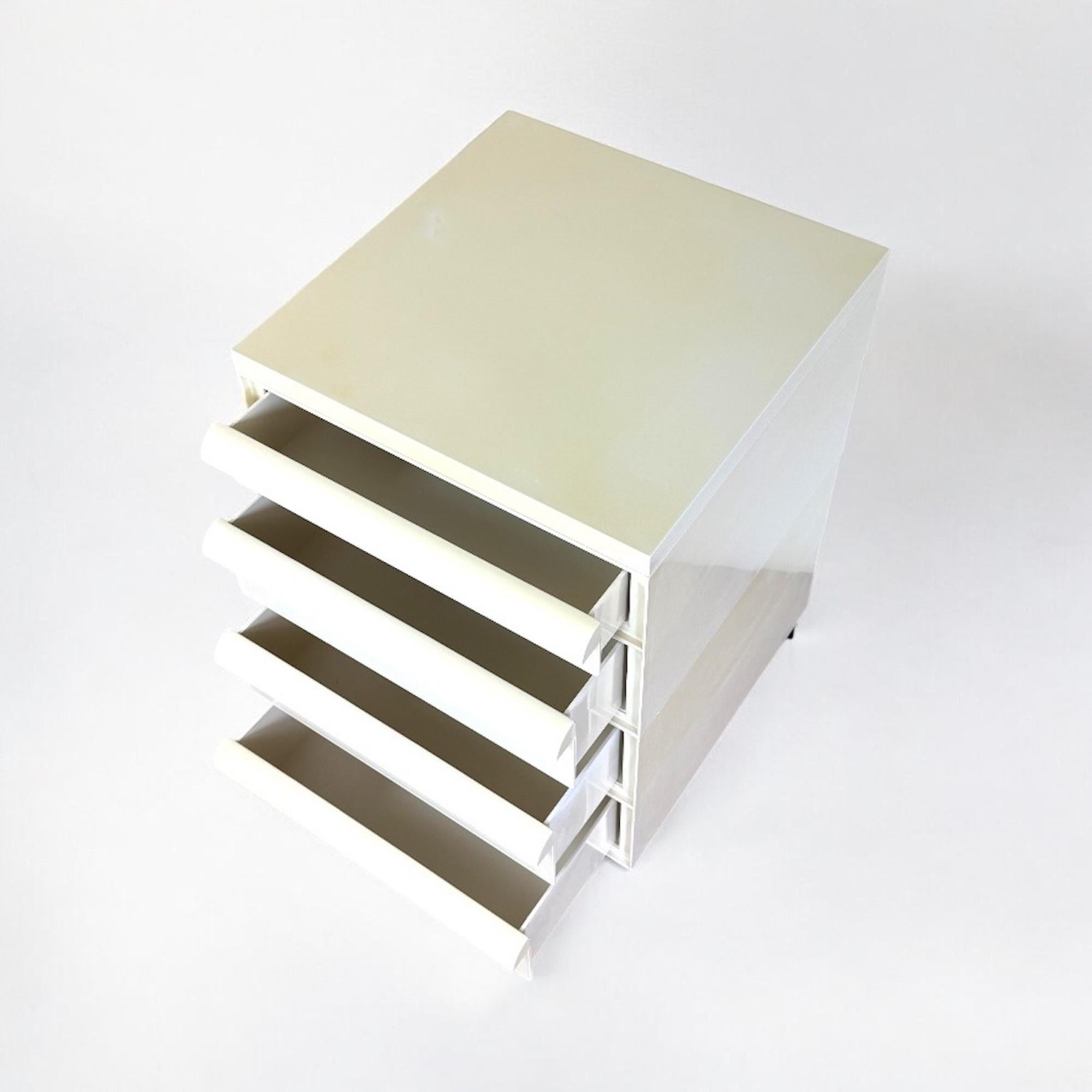 Cassettiera Kartell Modello 4602 di Simon Fussel in bianco, anni '70 In condizioni buone in vendita a San Benedetto Del Tronto, IT