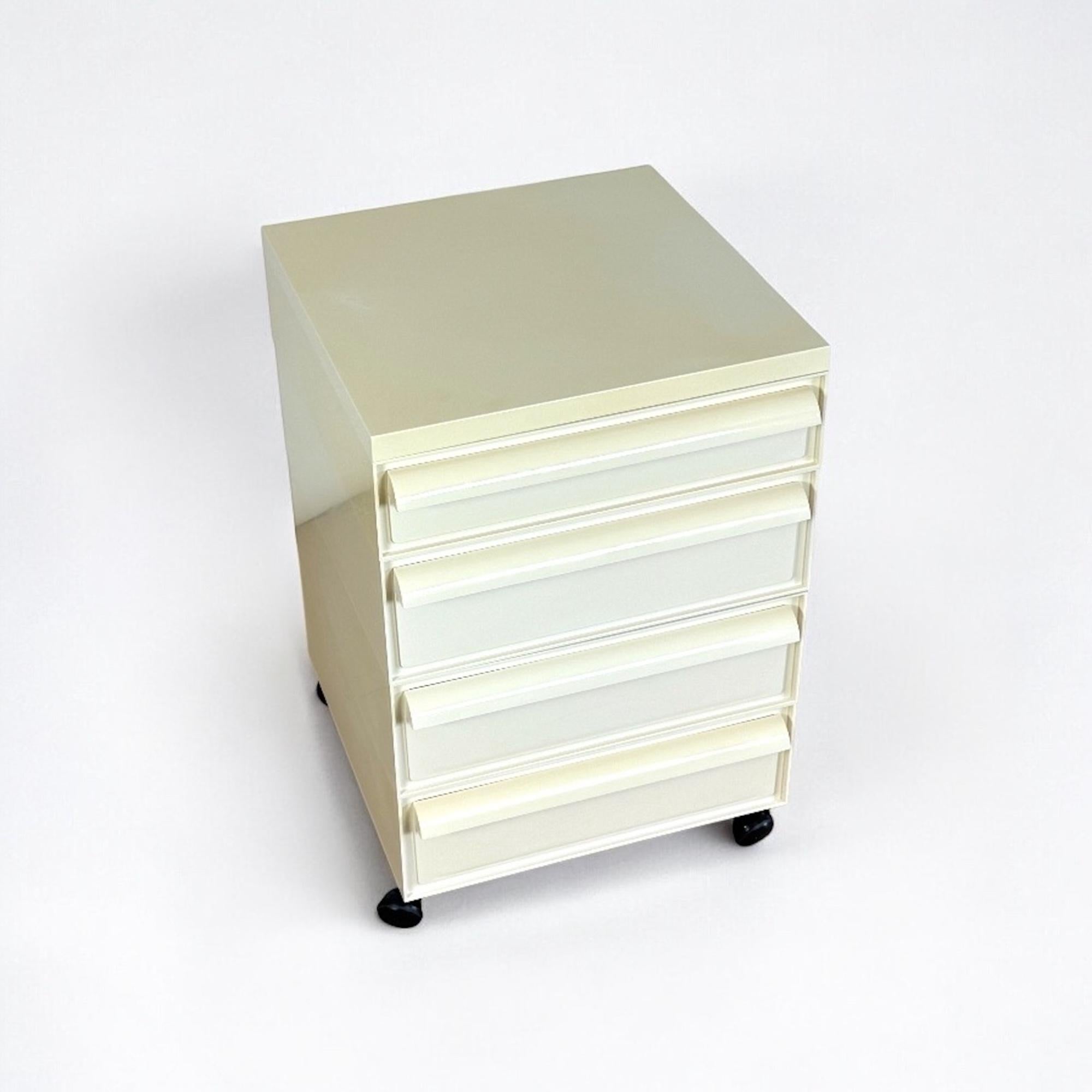 Plastica Cassettiera Kartell Modello 4602 di Simon Fussel in bianco, anni '70 in vendita