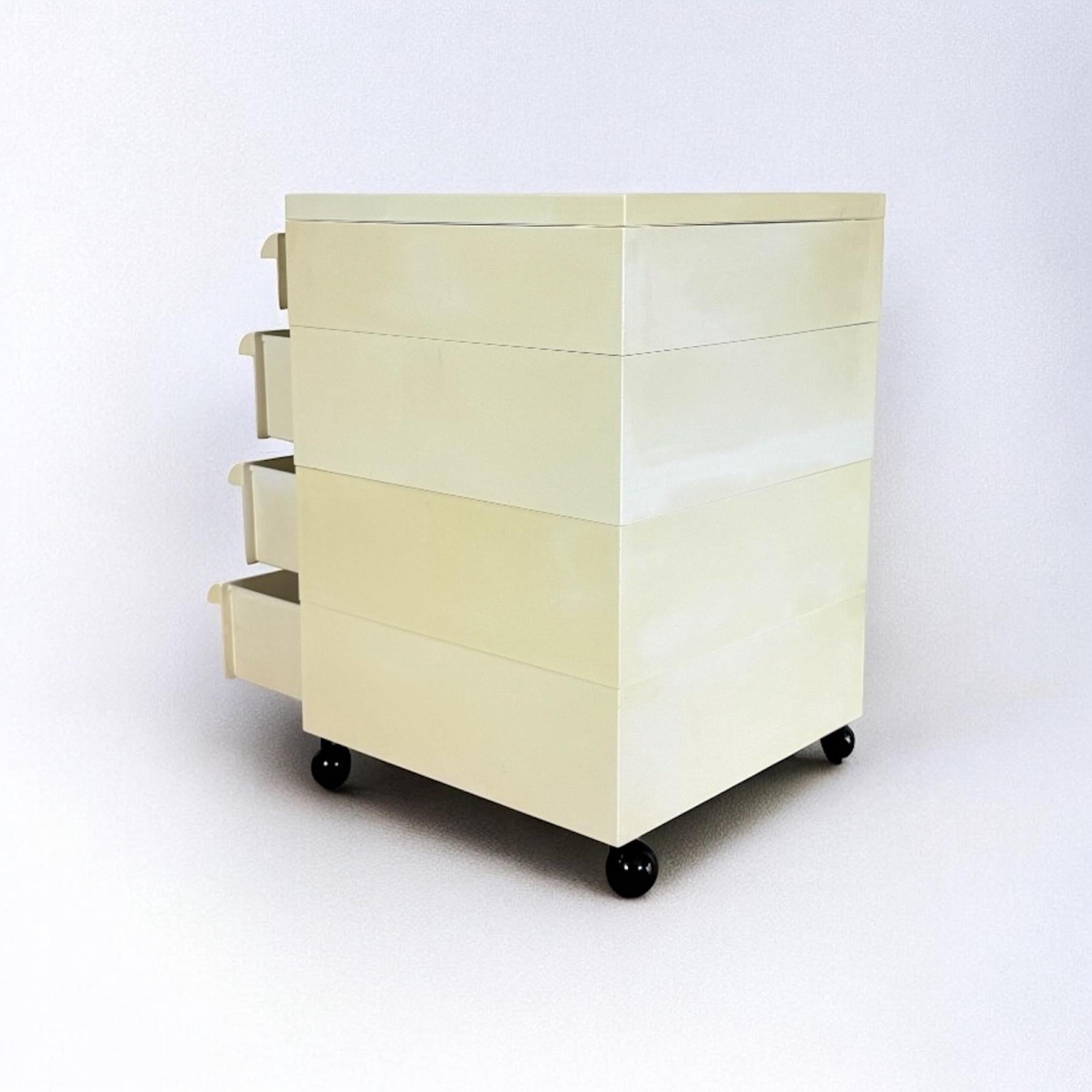 Cassettiera Kartell Modello 4602 di Simon Fussel in bianco, anni '70 in vendita 2