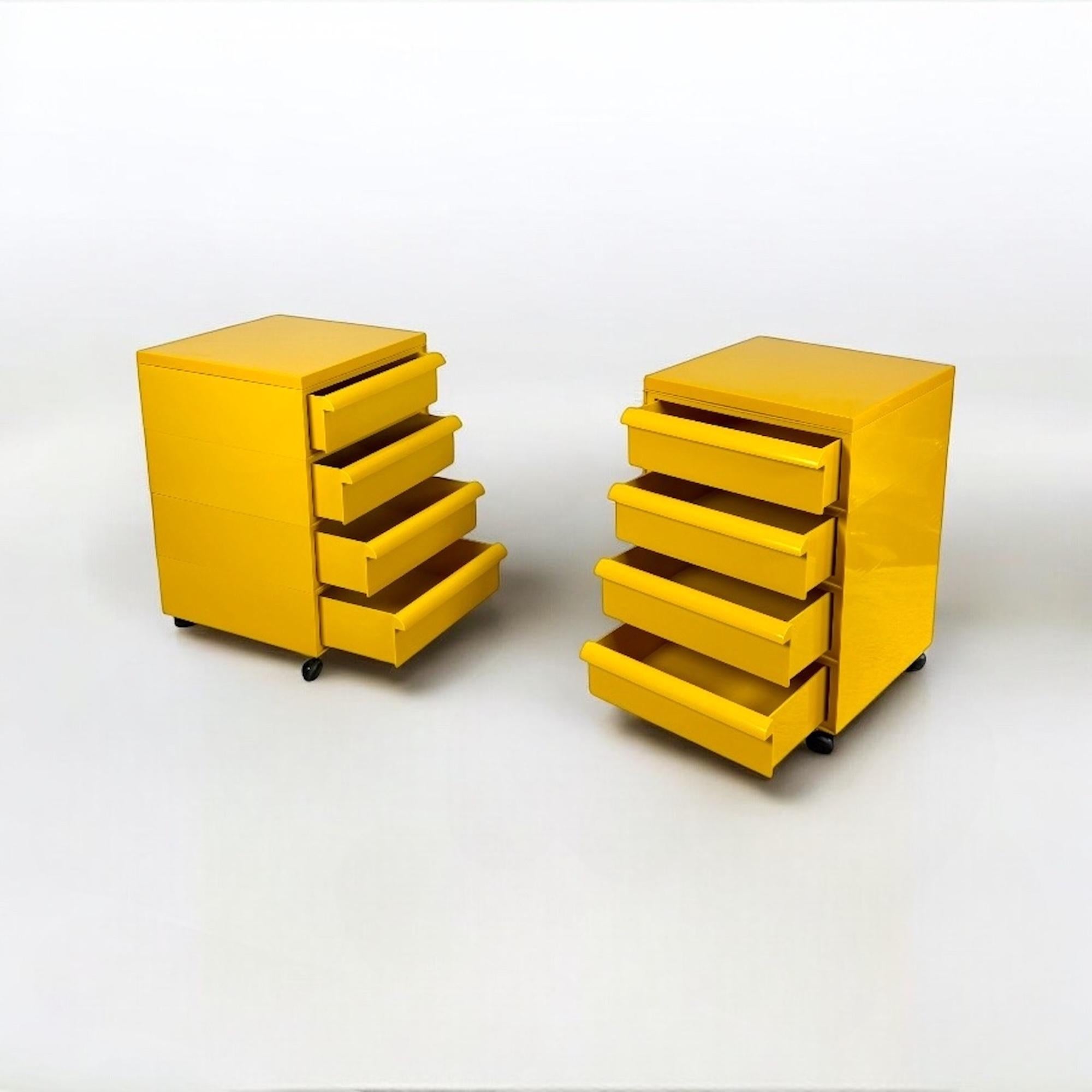 The Vintage Kartell 70s chest of drawers, model 4602 by Simon Fussell, embodies the essence of refined 1970s Italian design. Thes exquisite modular pieces, crafted from yellow plastic, features four generously sized drawers on discreet wheels,
