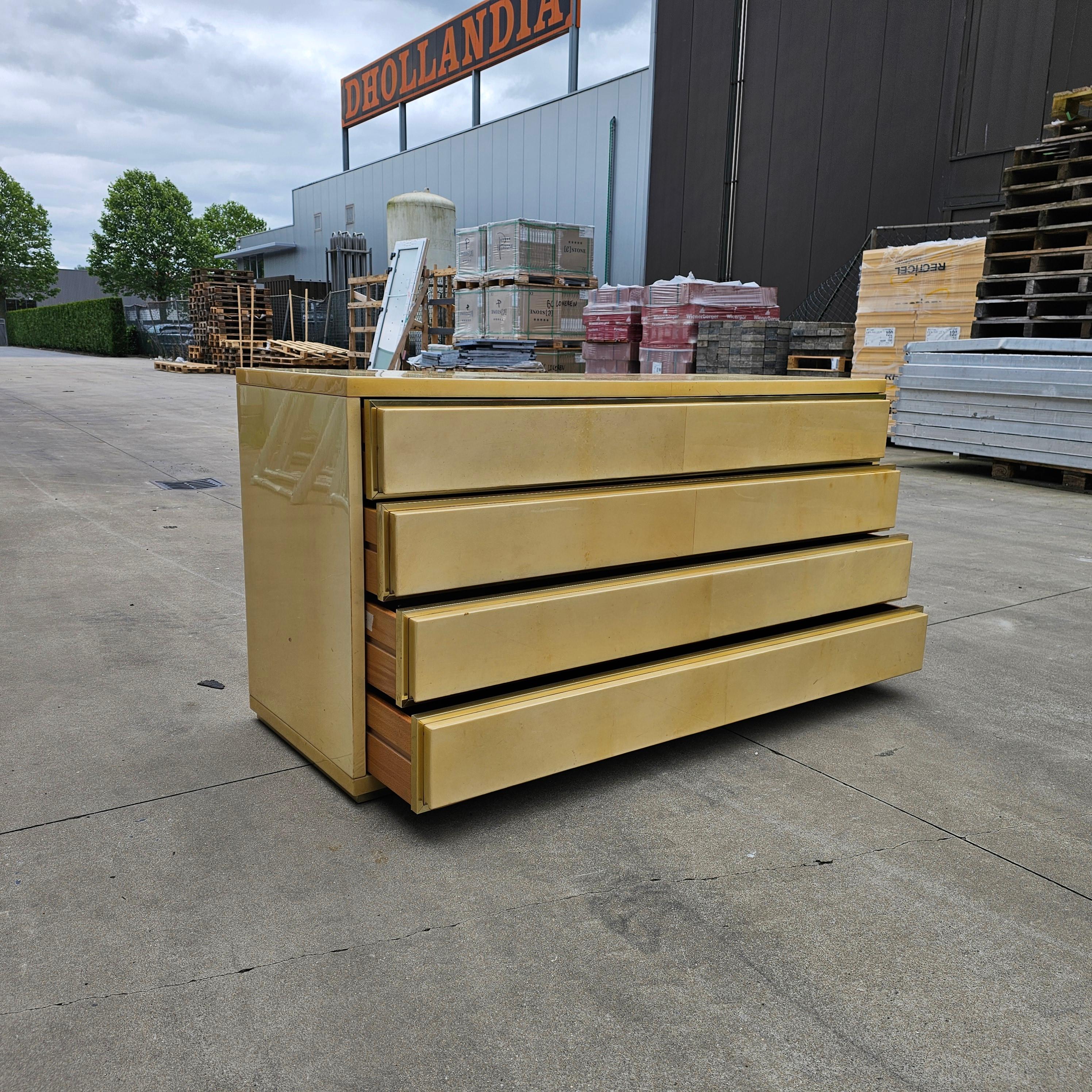 Case Pieces and Storage Cabinets > Commodes and Chests of Drawers