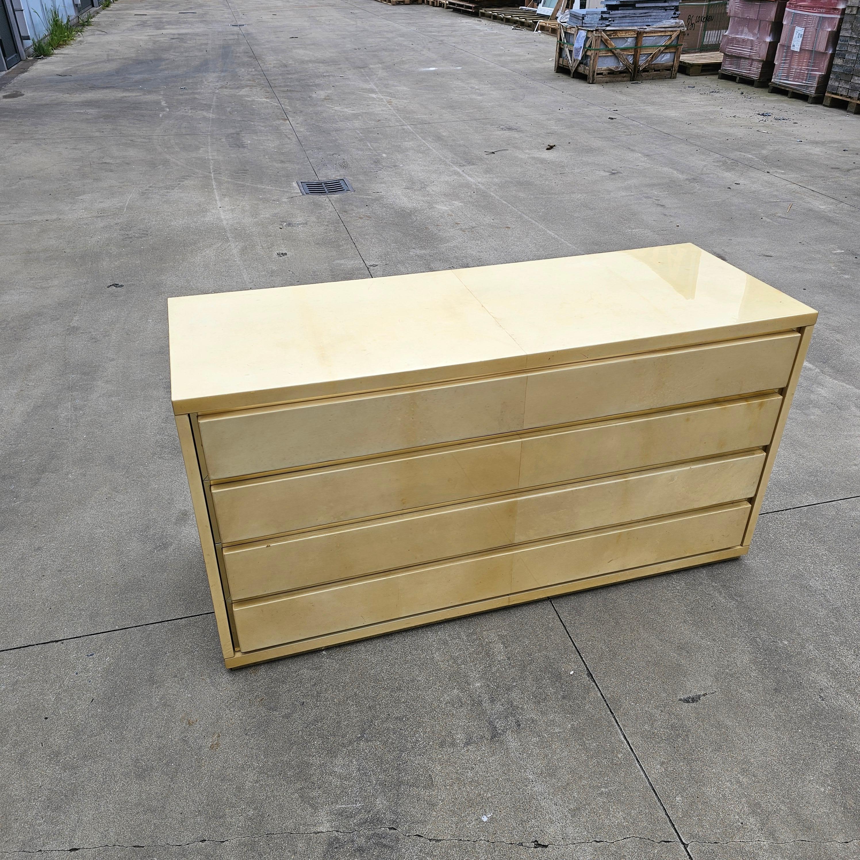 Chest of Drawers Lacquered Goatskin and Brass by Aldo Tura, Italy, 1970s In Good Condition For Sale In Waasmunster, BE