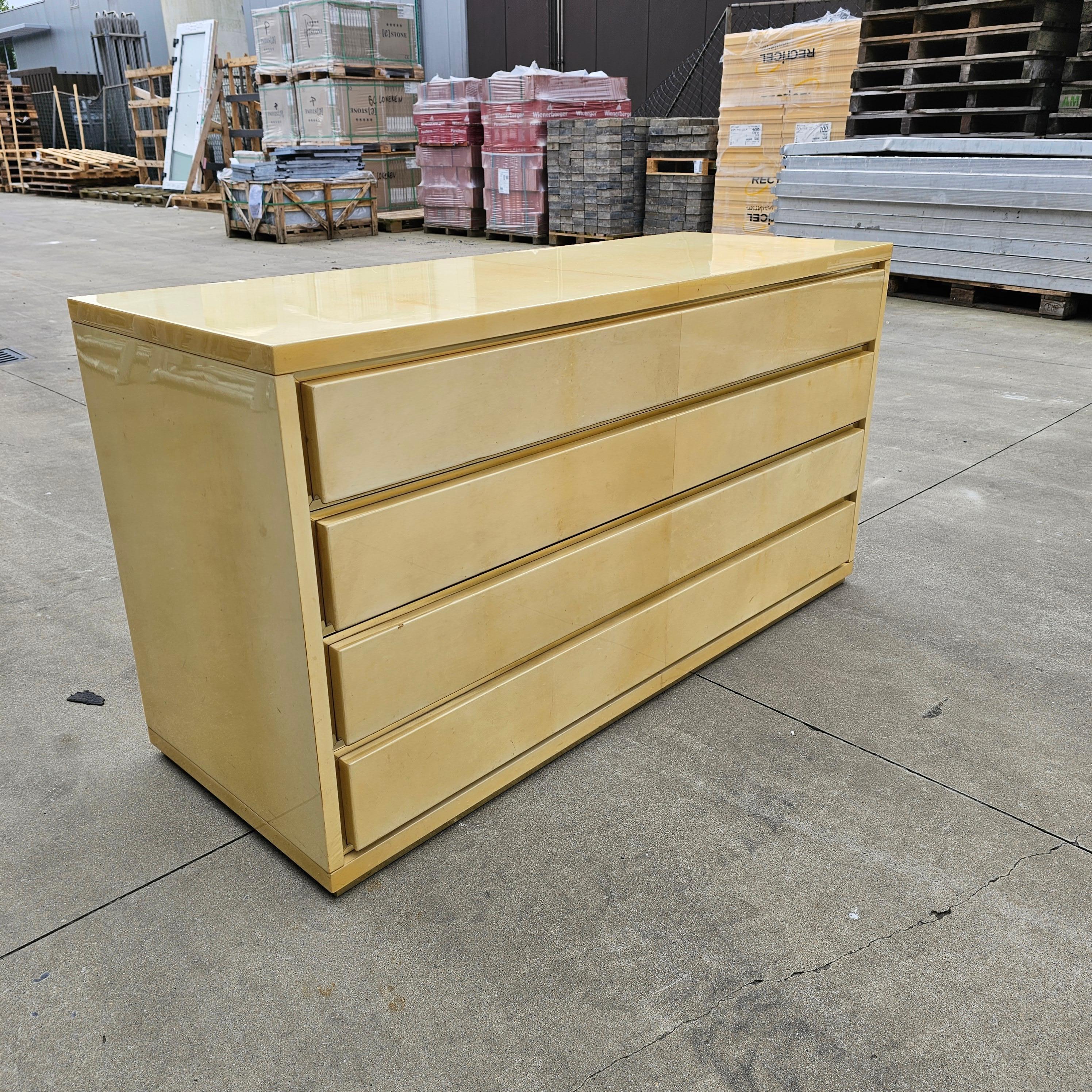 Chest of Drawers Lacquered Goatskin and Brass by Aldo Tura, Italy, 1970s For Sale 2