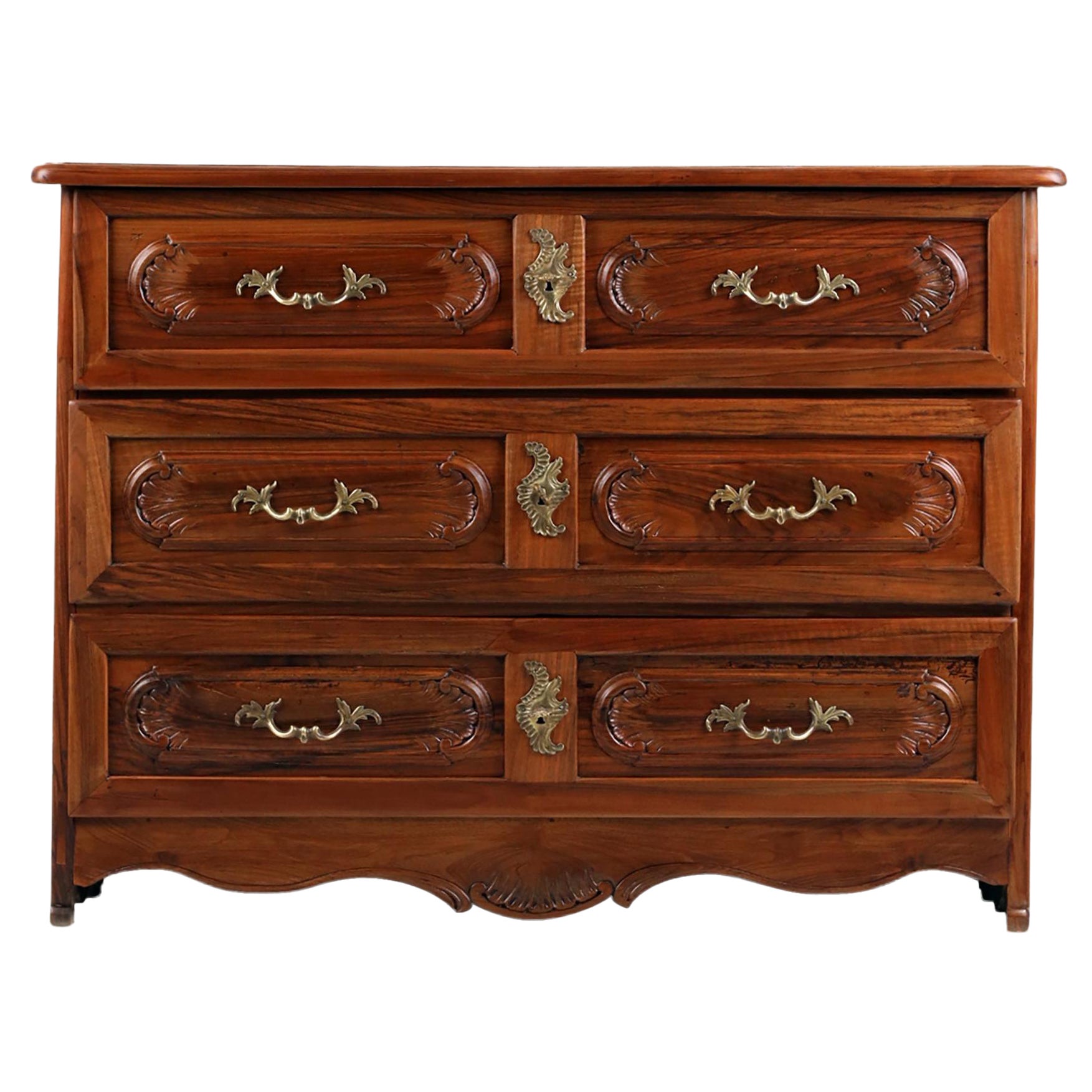 Très belle commode Louis Seize en noyer massif, 3 tiroirs sculptés, 2 compartiments surélevés au centre, 3 serrures à caisson, 3 clés, parois latérales avec remplissage à cassette, le corps repose sur un cadre incurvé, soigneusement restauré et poli