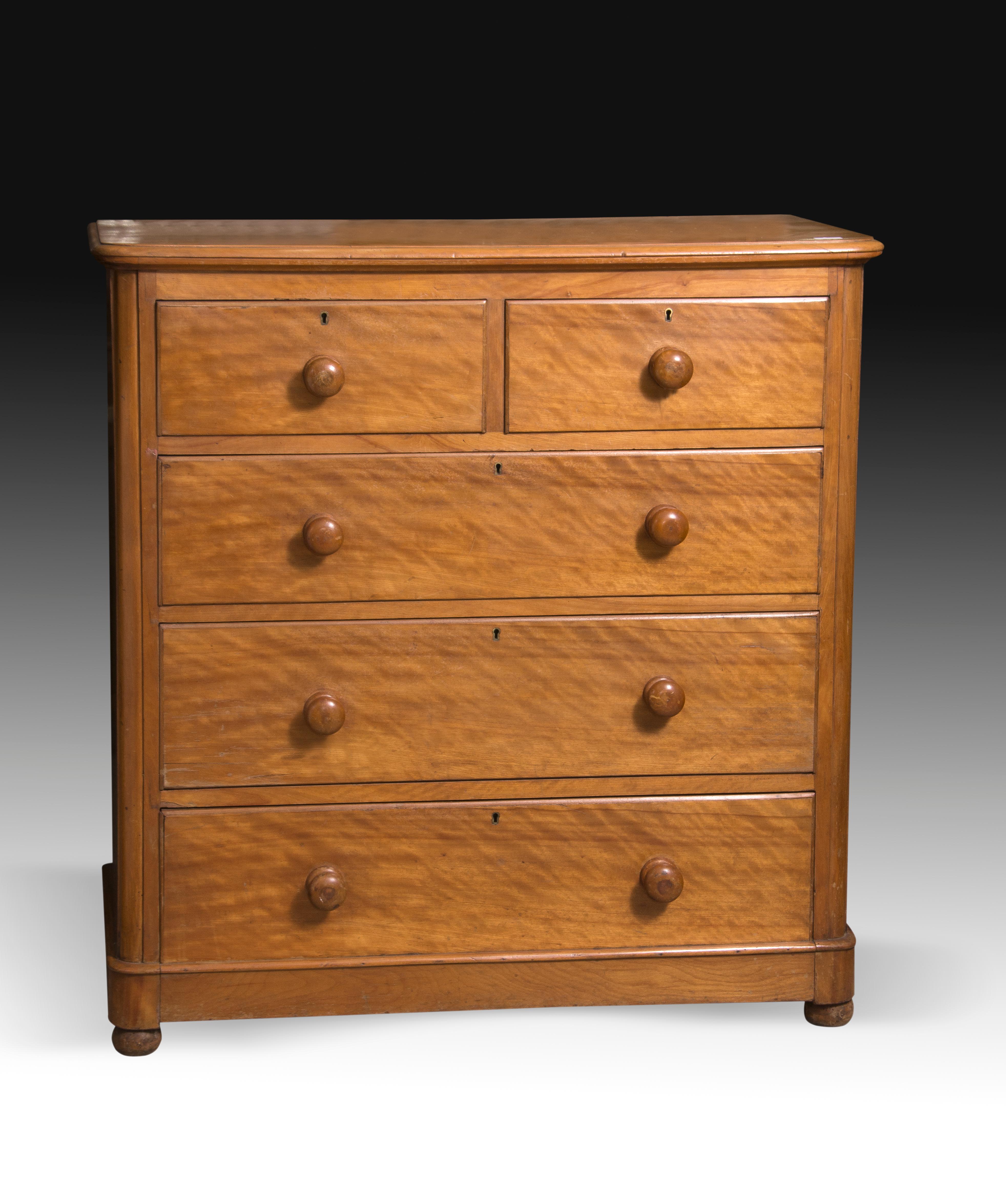 Lemonwood chest of drawers with straight and rectangular top board that has five drawers to the front (two narrower and three long), decorated with simple flat moldings and spherical legs. This decorative simplicity, which enhances the quality and