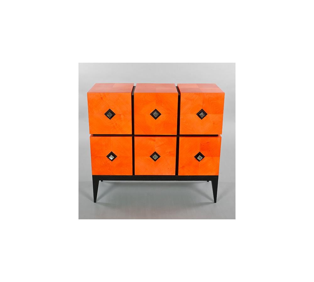 Chest of drawers in orange and black tinted Sycomore
Build with 13 scares marquetry open in tow big drawers.
Leg are in black tinted sycomore. The frame is built in oak and tinted black.
We can you a sample of the wood.
Information about the covid