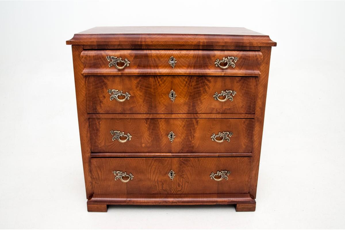A stylish chest of drawers from the mid-19th century made of ashwood.

Origin: Northern Europe,

Wood: ashes,

Year: circa 1860

Dimensions: height 82 cm, width 85 cm, depth 47 cm.