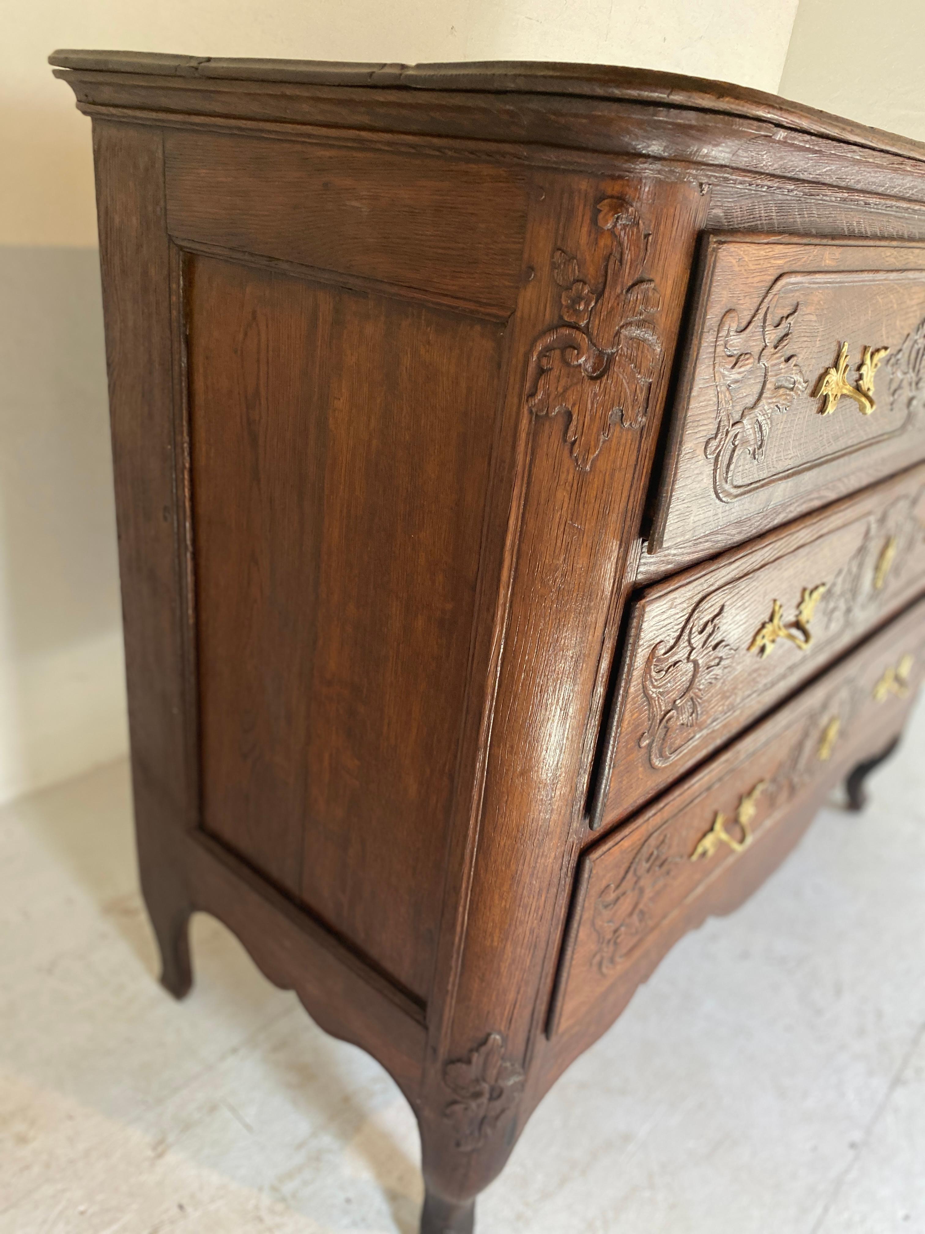 very beautiful little chest of drawers from the 19th century in oak from cork, composed of 3 beautifully carved drawers superb chest of drawers in perfect condition
