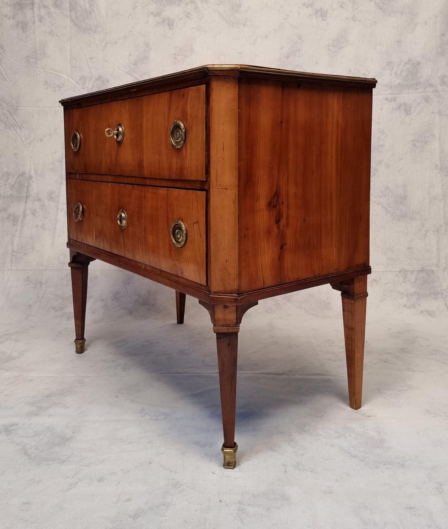 Superb small chest of drawers called sauteuse in natural wood from the Louis XVI period. This high chest of drawers on legs is worked in cherrywood. Knots and grain of the wood, coupled with the lightly varnished natural patina are truly