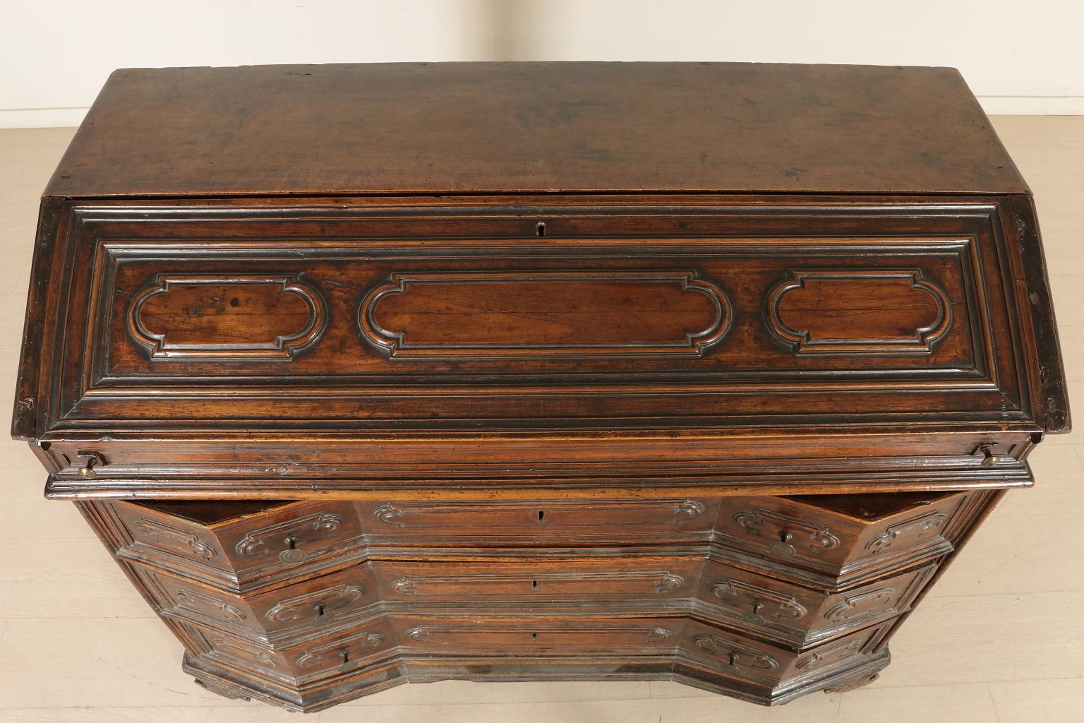 Chest of Drawers Made in Lombardy, 18th Century In Fair Condition In Milano, IT