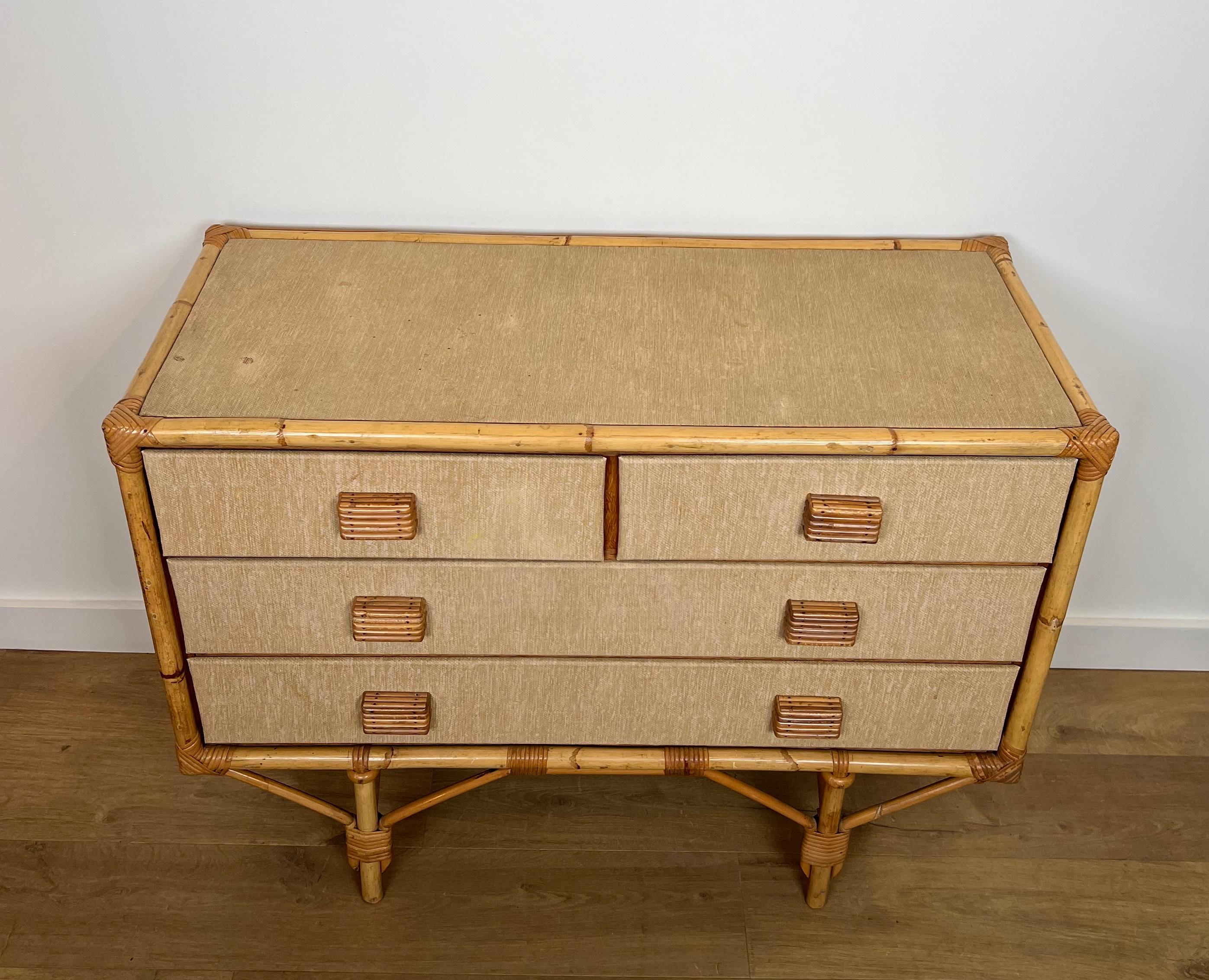 Questa bellissima cassettiera è realizzata in bambù, rattan, legno e rafia. Si tratta di un'opera francese di Adrien Audoux e Frida Minet (Audoux Minet). Circa 1950