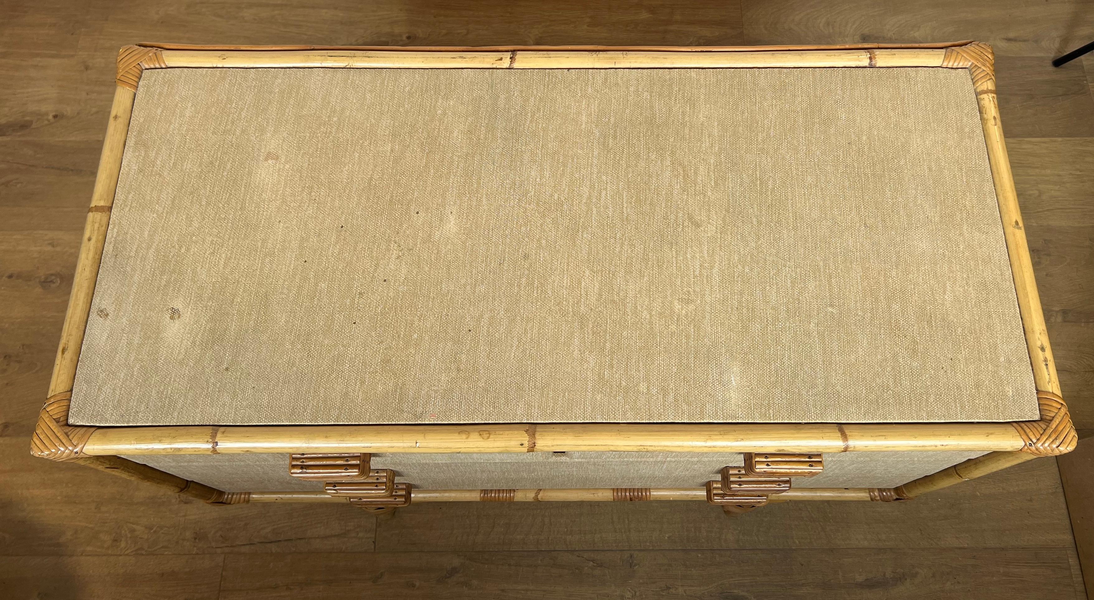 Mid-Century moderno Cassettiera in bambù, rattan, legno e rafia di Audoux Minet in vendita