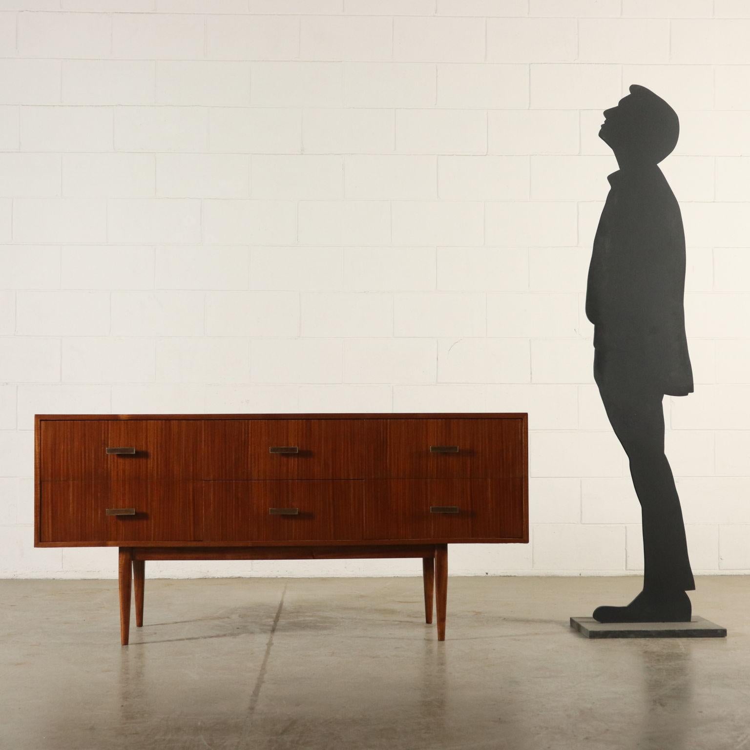 A chest of drawers, mahogany veneer, brass handles with veneered insert. Manufactured in Italy, 1950s.