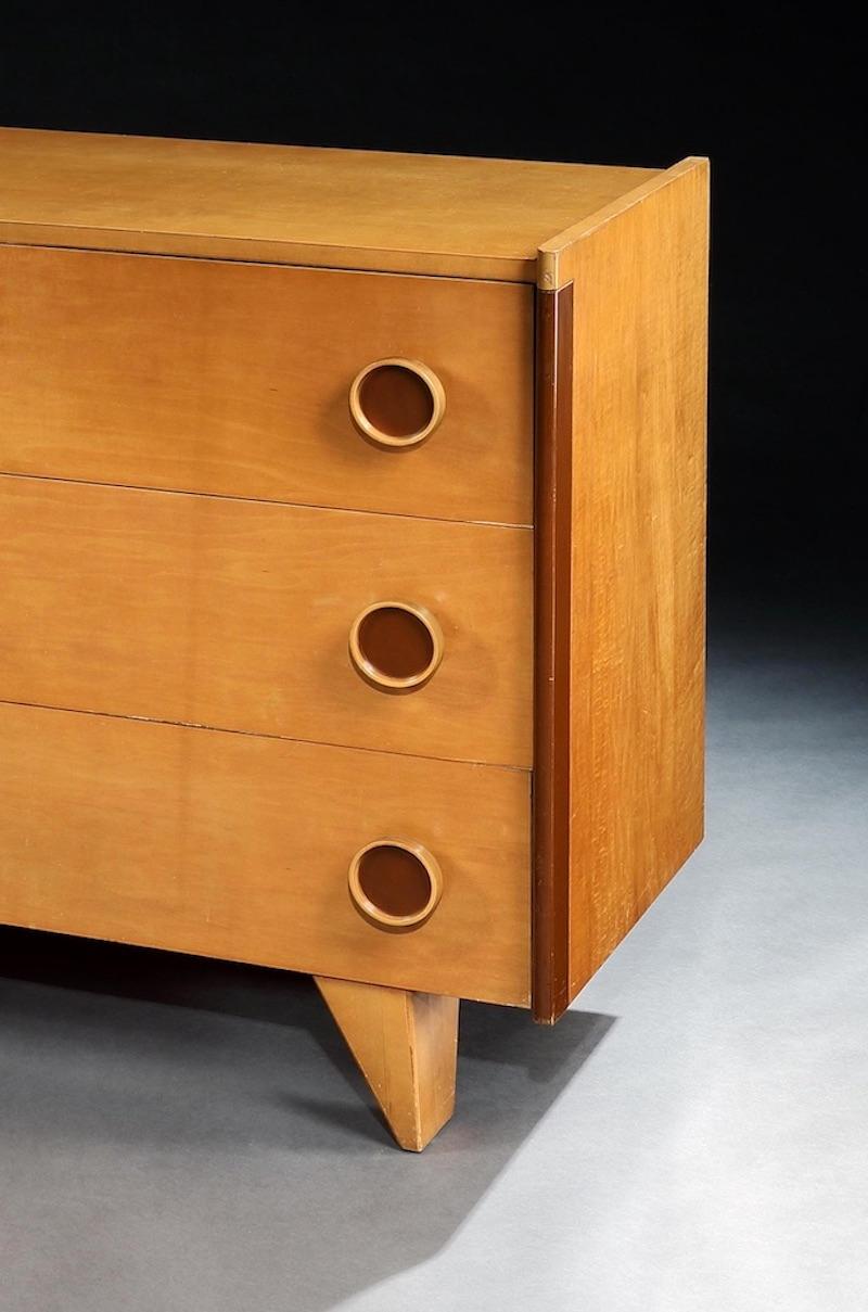 Menuiserie Commode bicolore Gilbert Rohde 4041 Kroehler New York World''s Fair 1940 44 de long en vente