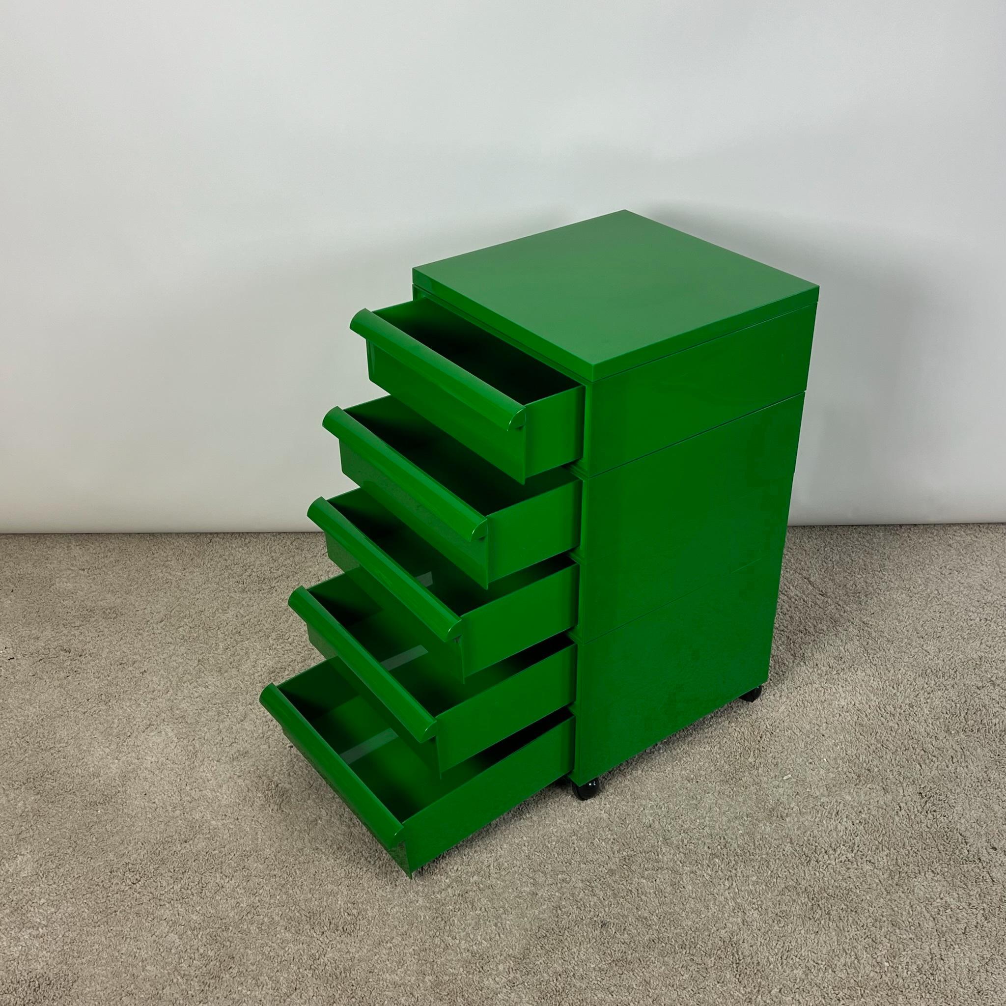 Belle et rare commode en plastique vert conçue par Simon Fussell et produite par Kartell. 

Cette commode modulable en plastique vert sur roulettes présente un design simple mais ingénieux. Chaque tiroir est une unité unique qui peut être combinée