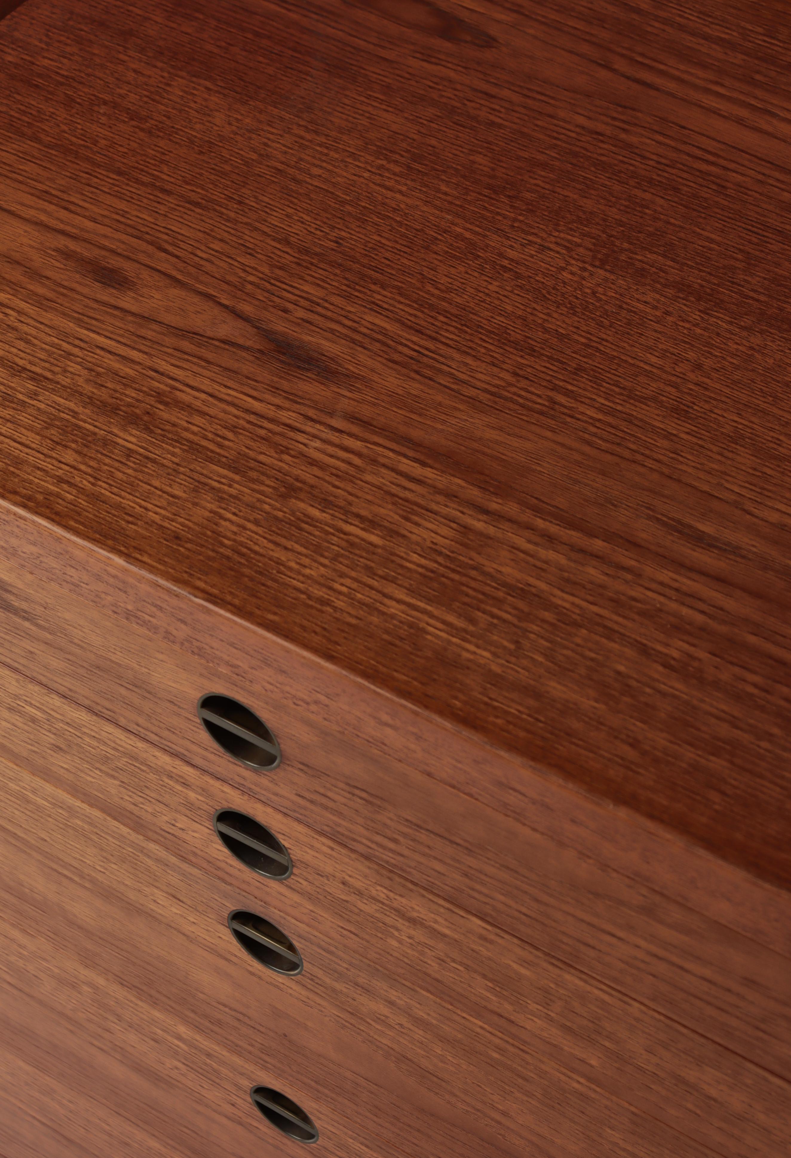 Cómoda Modelo BM57 en madera de teca y latón de Børge Mogensen, 1957, Dinamarca Escandinavo moderno en venta