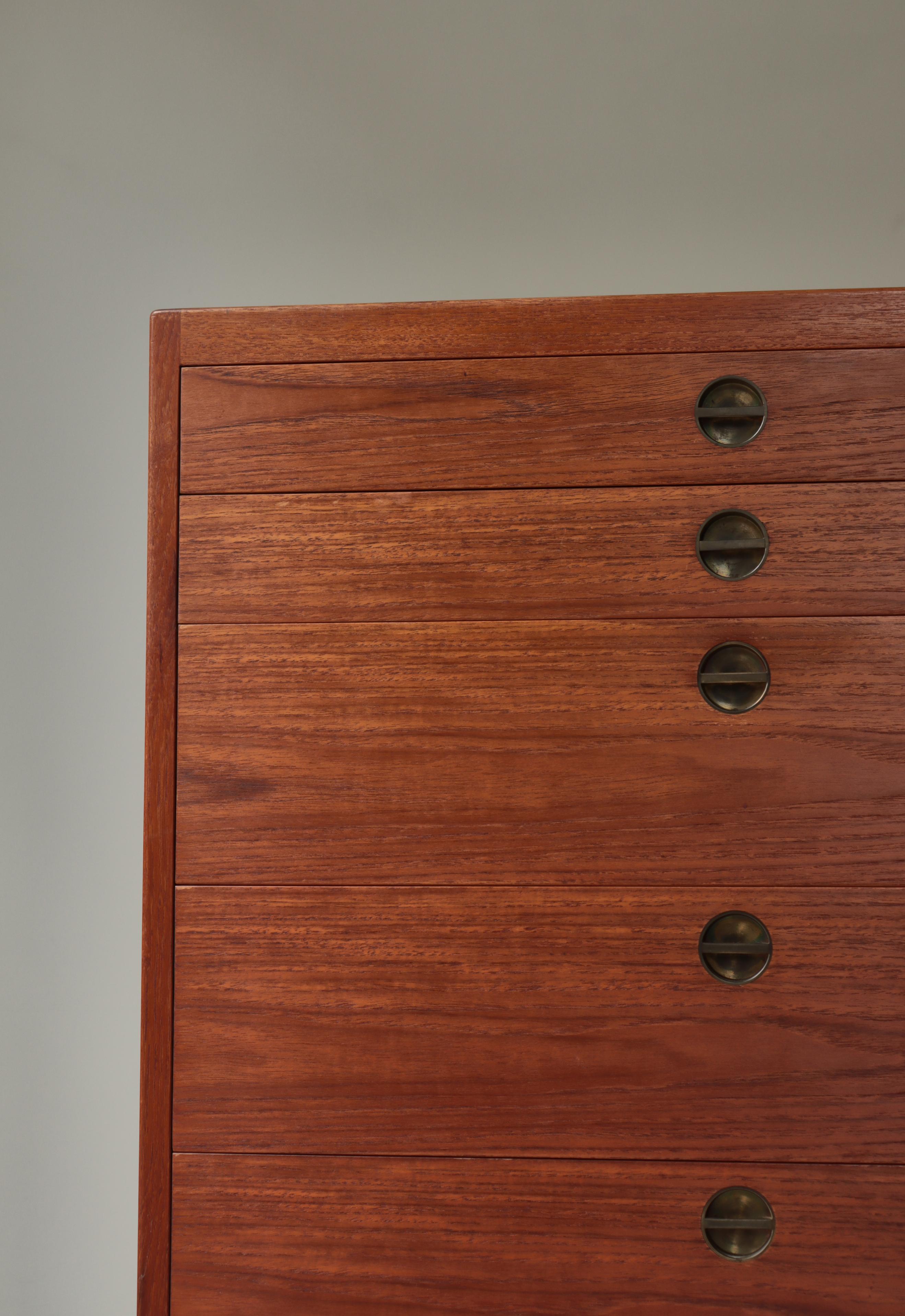 Cómoda Modelo BM57 en madera de teca y latón de Børge Mogensen, 1957, Dinamarca Danés en venta