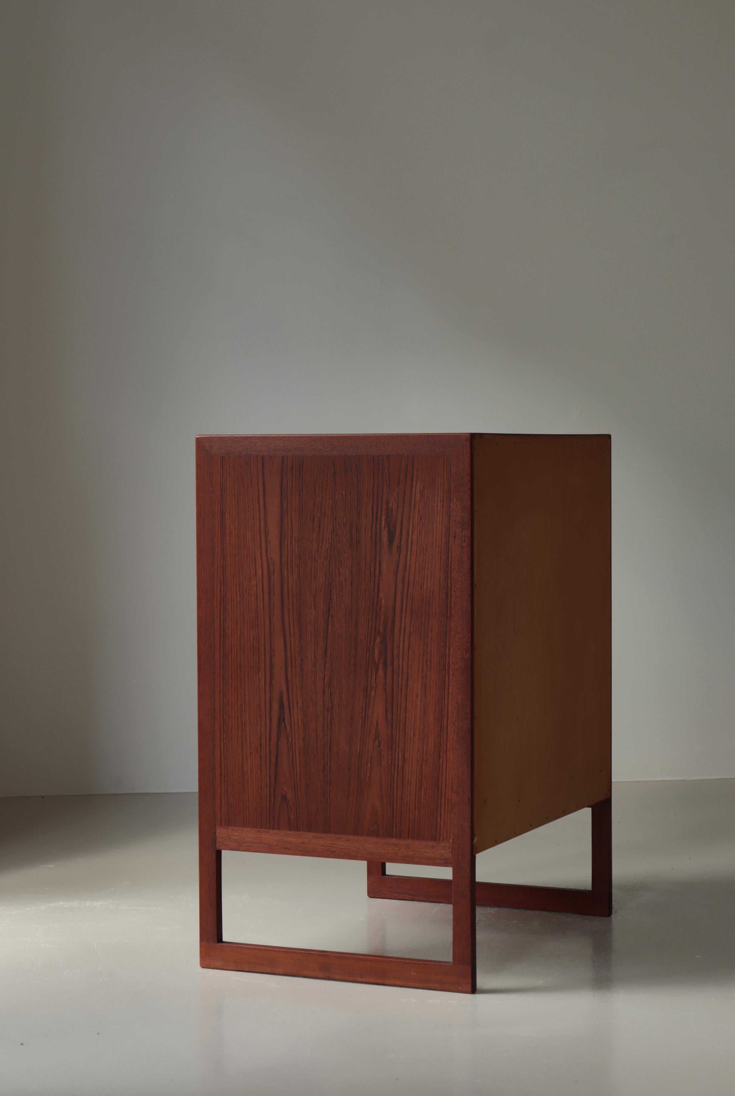 Cómoda Modelo BM57 en madera de teca y latón de Børge Mogensen, 1957, Dinamarca mediados del siglo XX en venta