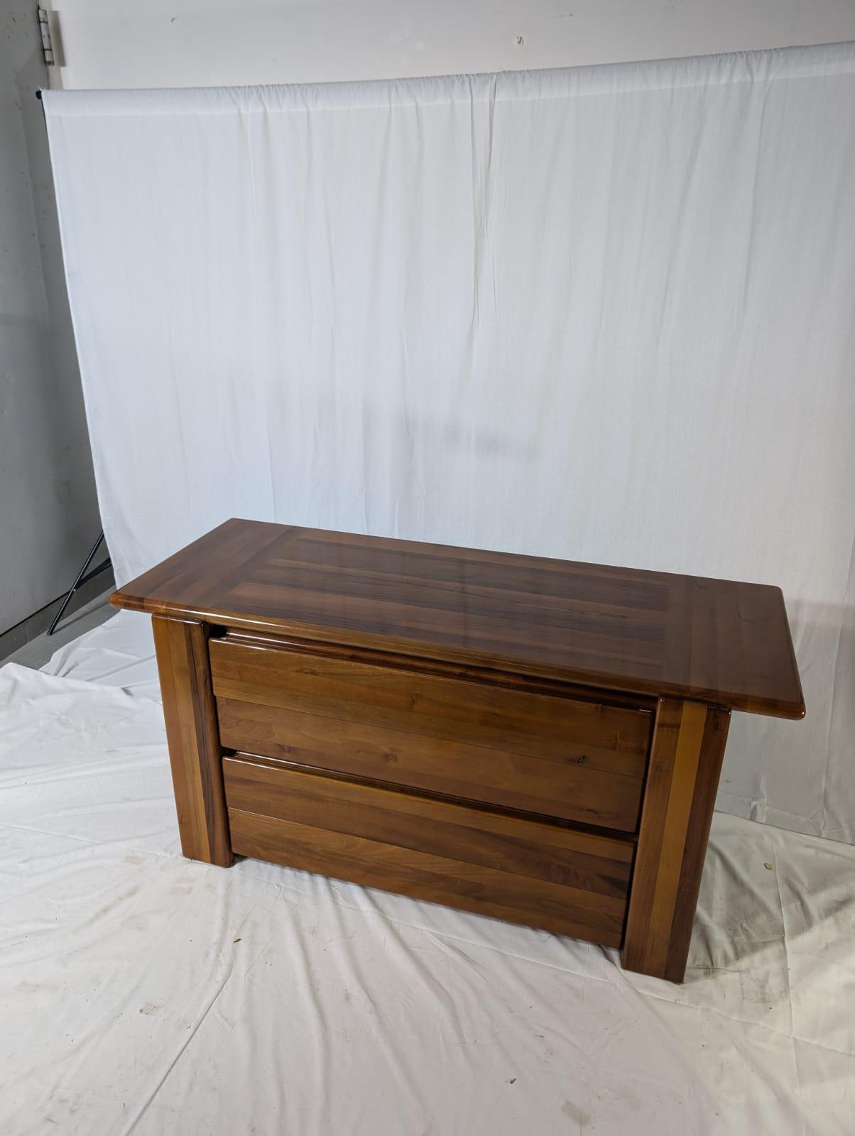 Voici cette rare commode en bois, modèle 