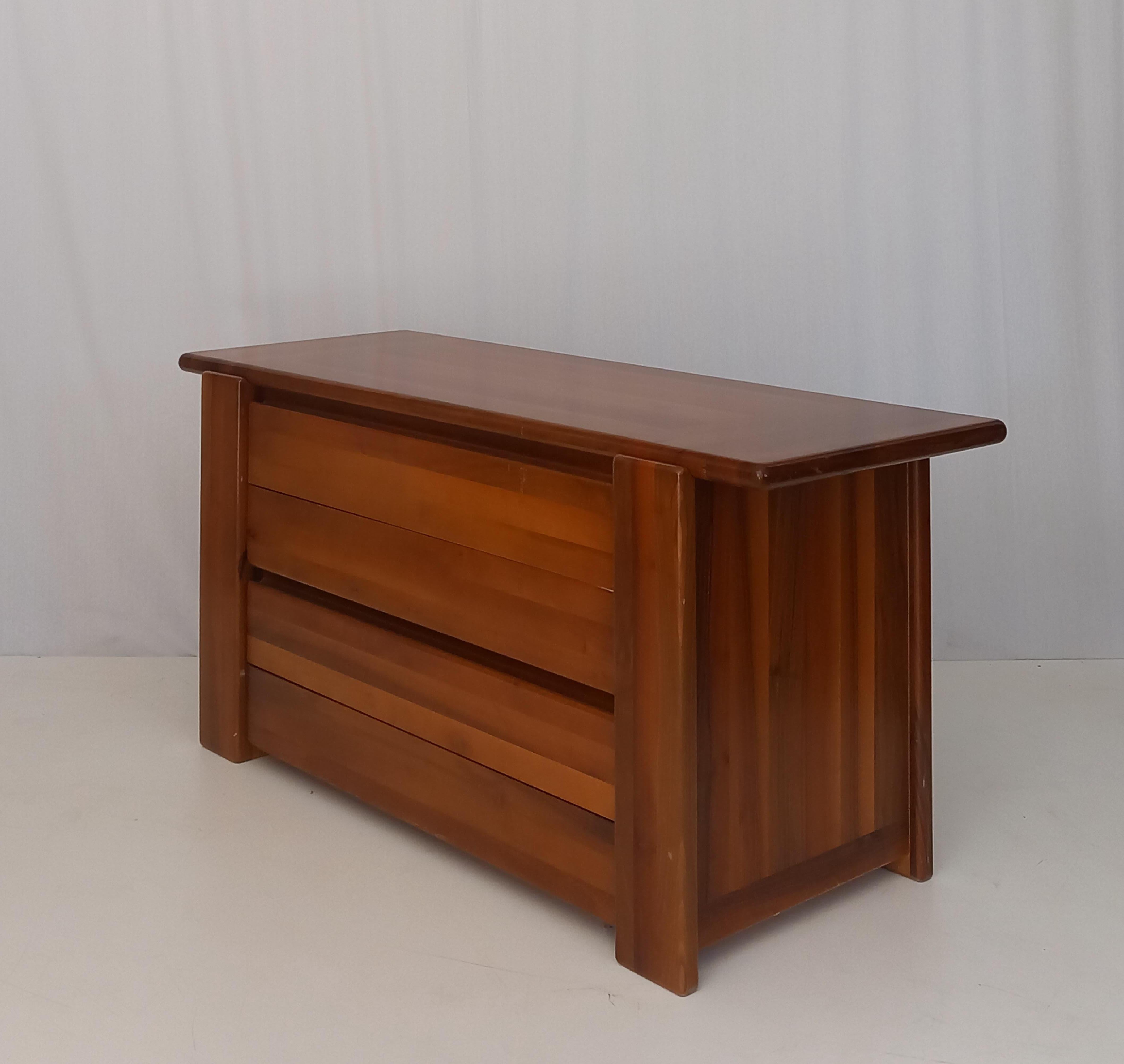 Diese seltene Kommode aus Nussbaumholz Modell 