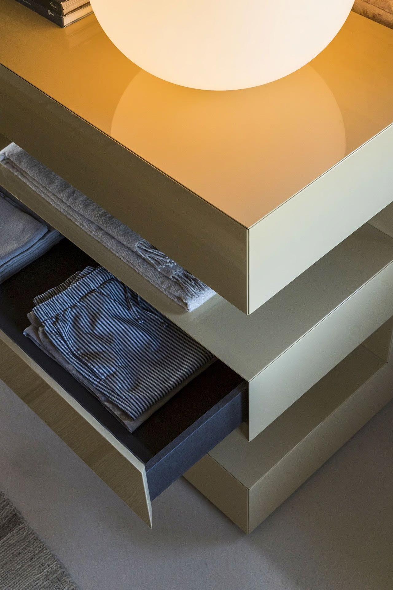 Chest of Drawers Mogg AND – Glossy Lacquered For Sale 1