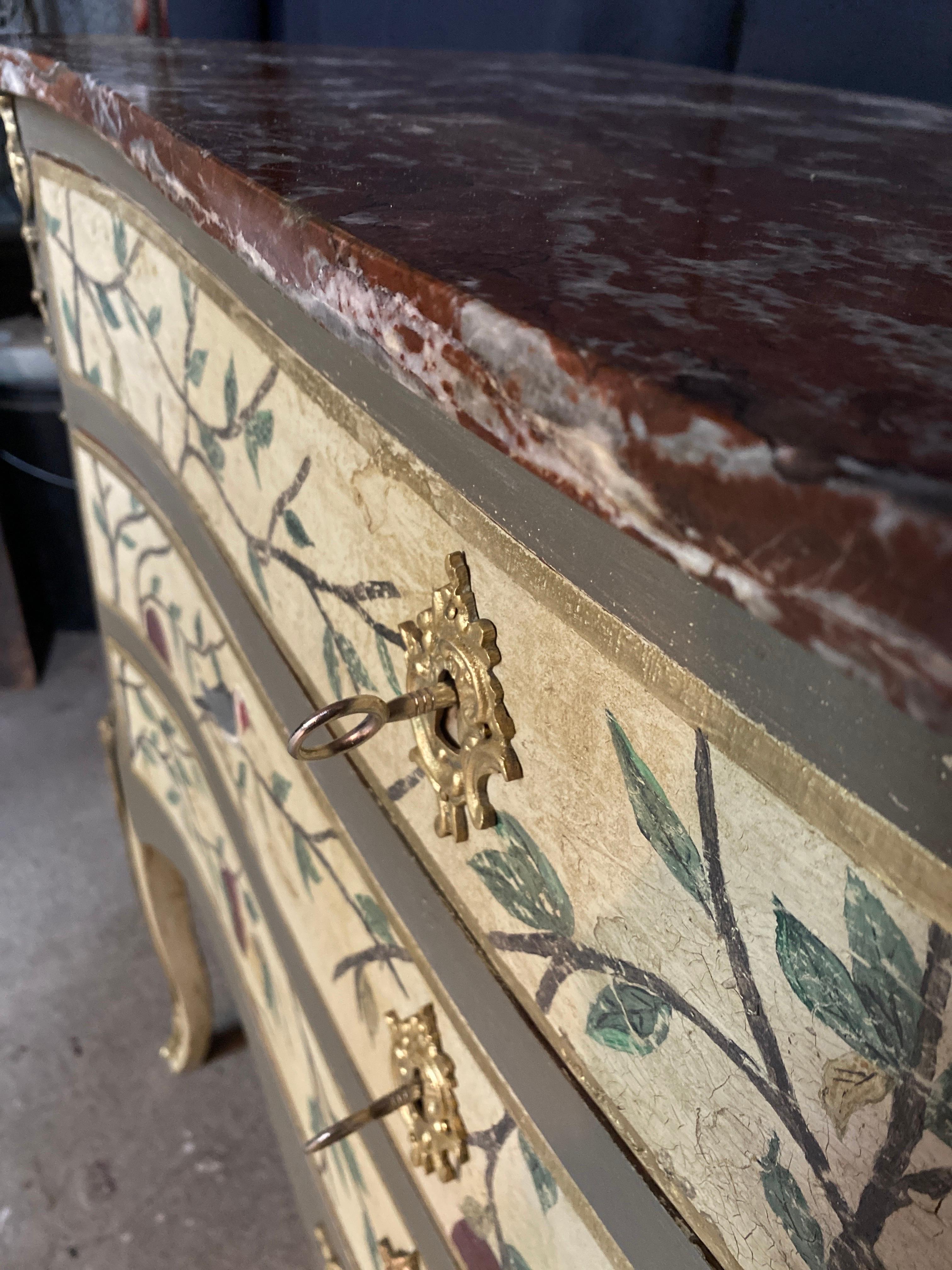 Chest of drawers nicely decorated with foliage and Louis XV birds late 19th For Sale 4