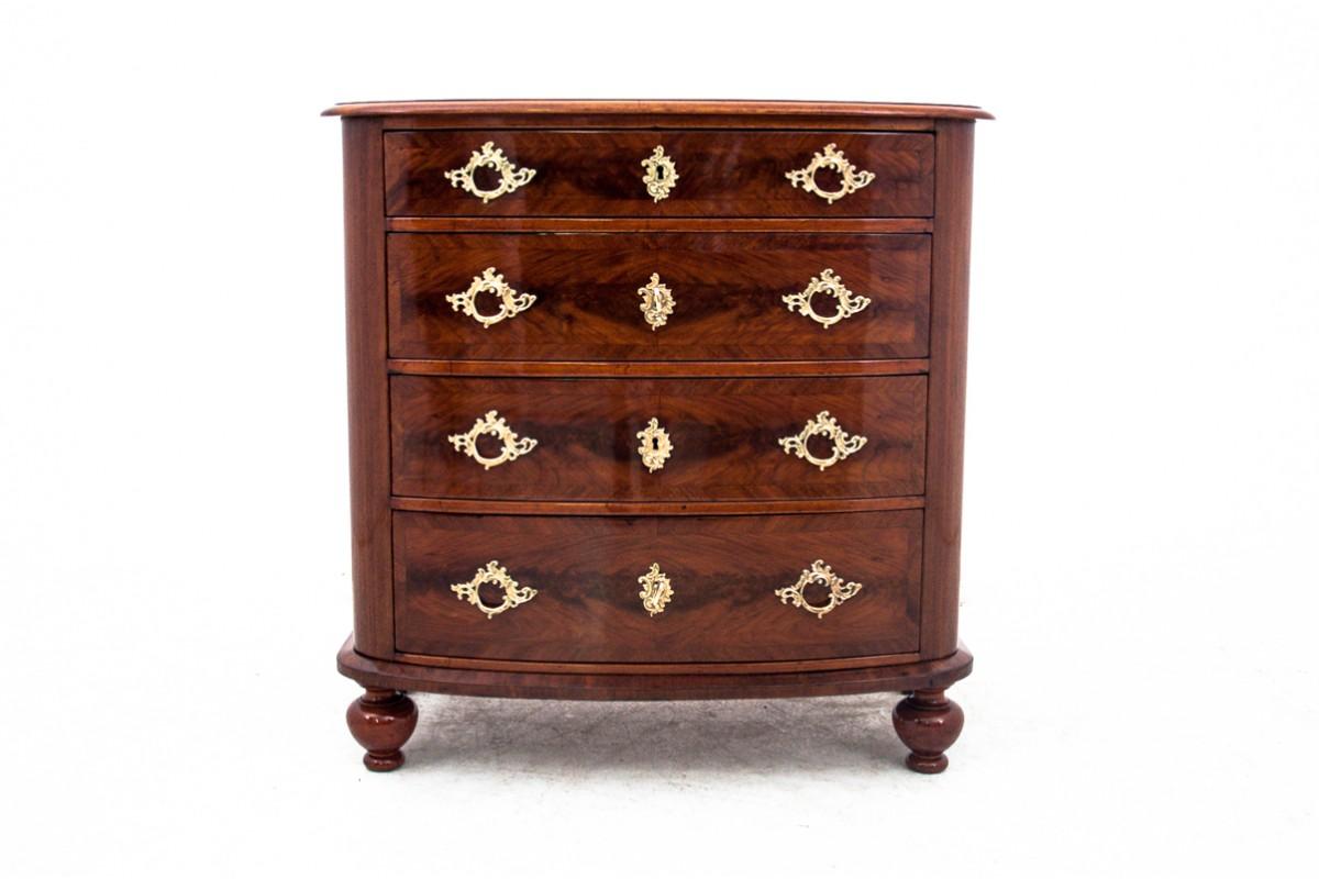 Una cómoda antigua de hacia 1860.

Muebles en muy buen estado, tras una renovación profesional. La cómoda tiene un acabado pulido de alto brillo.

Dimensiones: altura 85 cm / anchura 85 cm / profundidad 48 cm