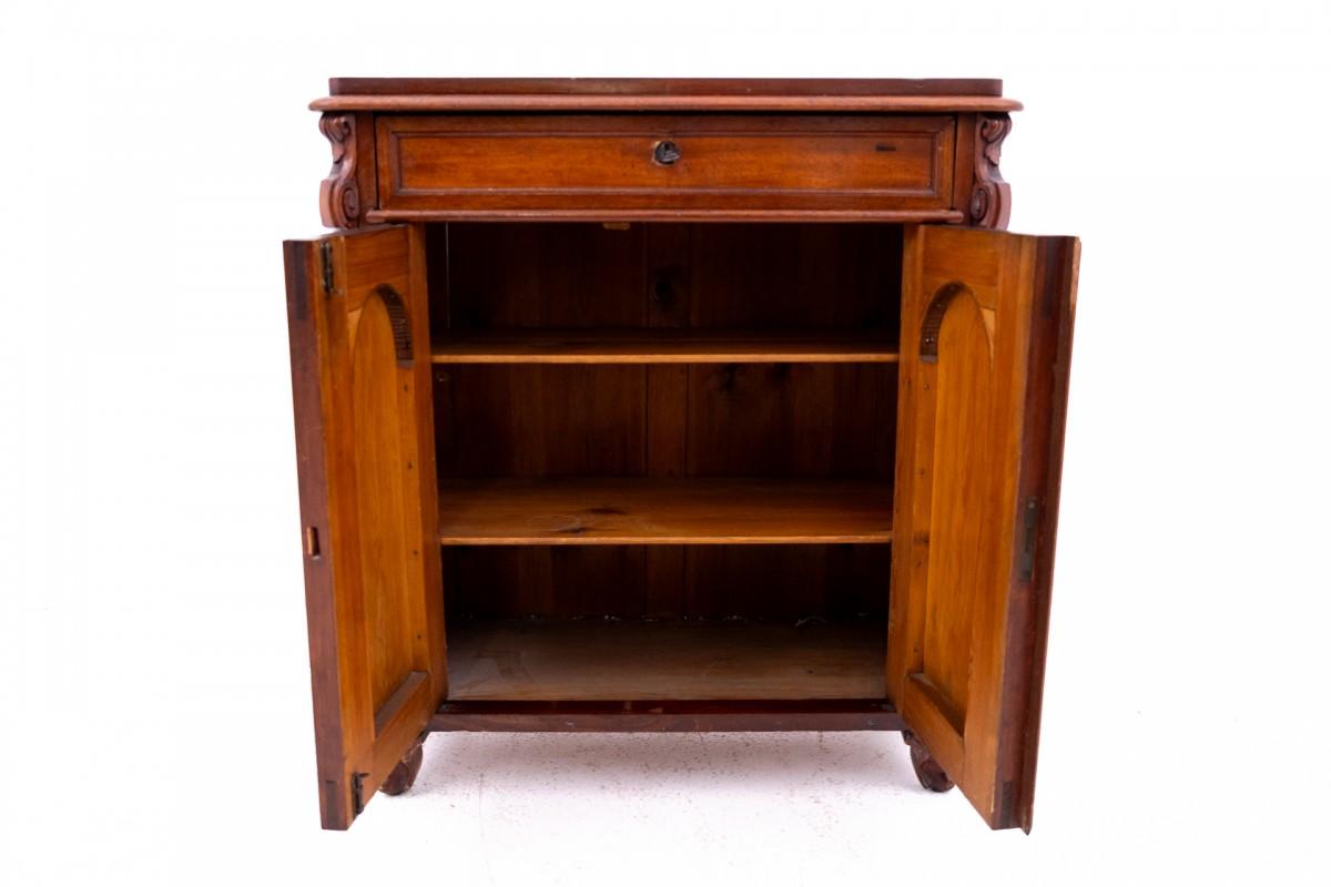 Commode ancienne de la fin du XIXe siècle, Europe du Nord.

Le meuble est actuellement en cours de rénovation.

Dimensions : hauteur 85 cm / largeur 77 cm / profondeur 39 cm