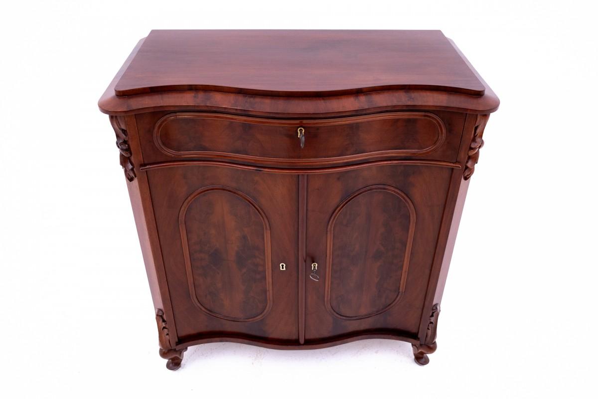 Chest of drawers, Northern Europe, circa 1860.

Very good condition, after professional renovation.

Wood: mahogany

dimensions: height 85 cm width 80 cm depth 41 cm