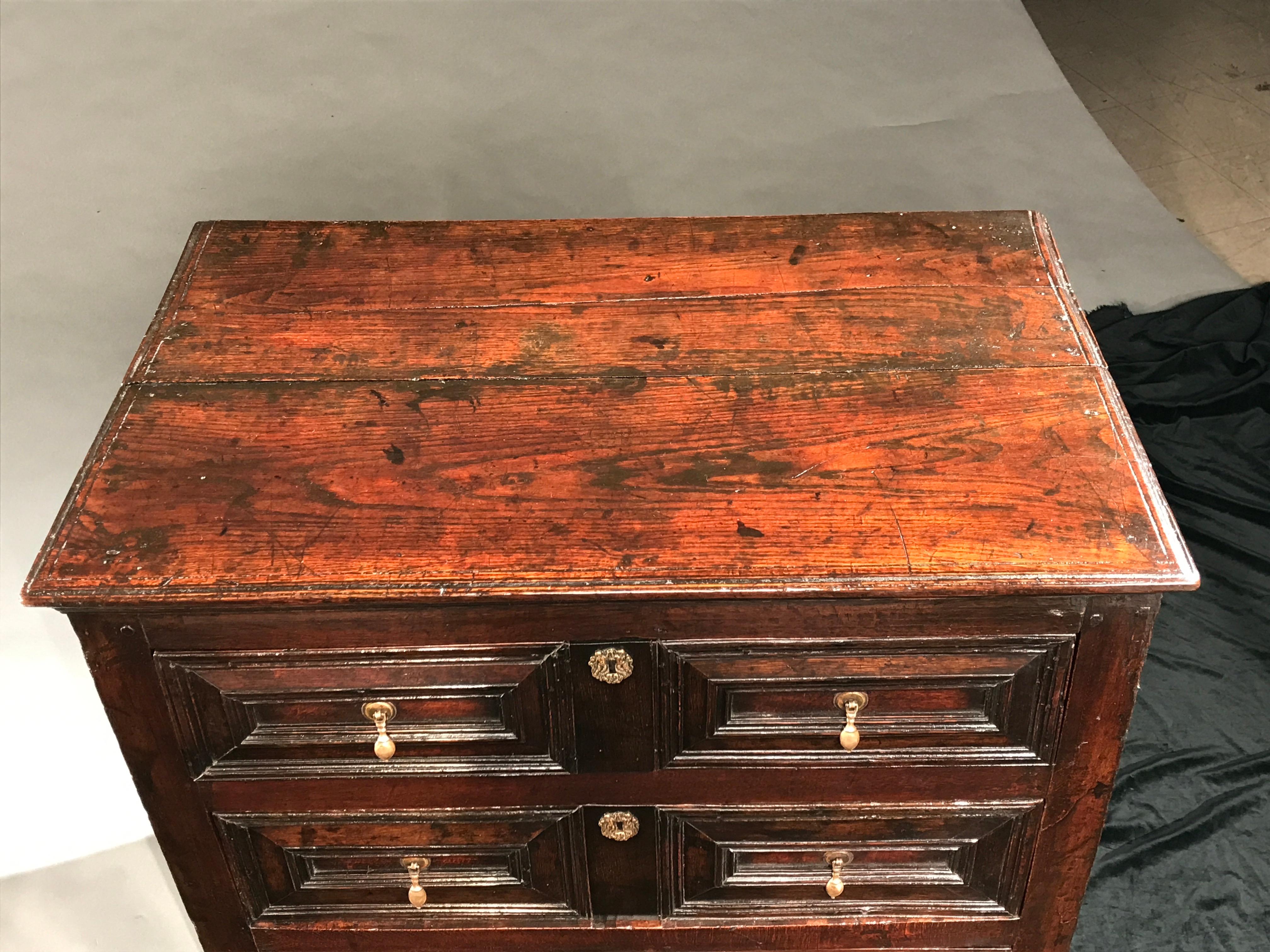 Barocco Cassettiera in Oak con modanatura a cuscino e piedini a bussola Maniglie a goccia Vernacolare in vendita