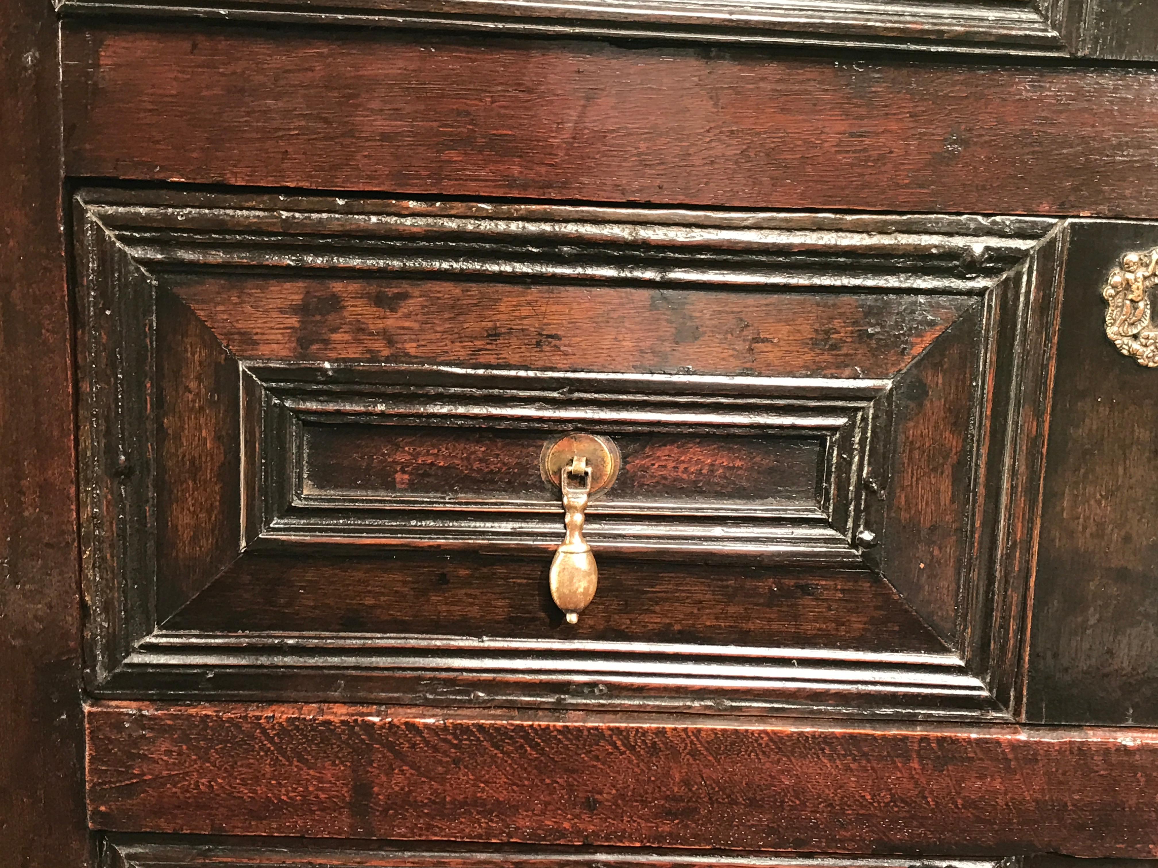 Metà XVII secolo Cassettiera in Oak con modanatura a cuscino e piedini a bussola Maniglie a goccia Vernacolare in vendita