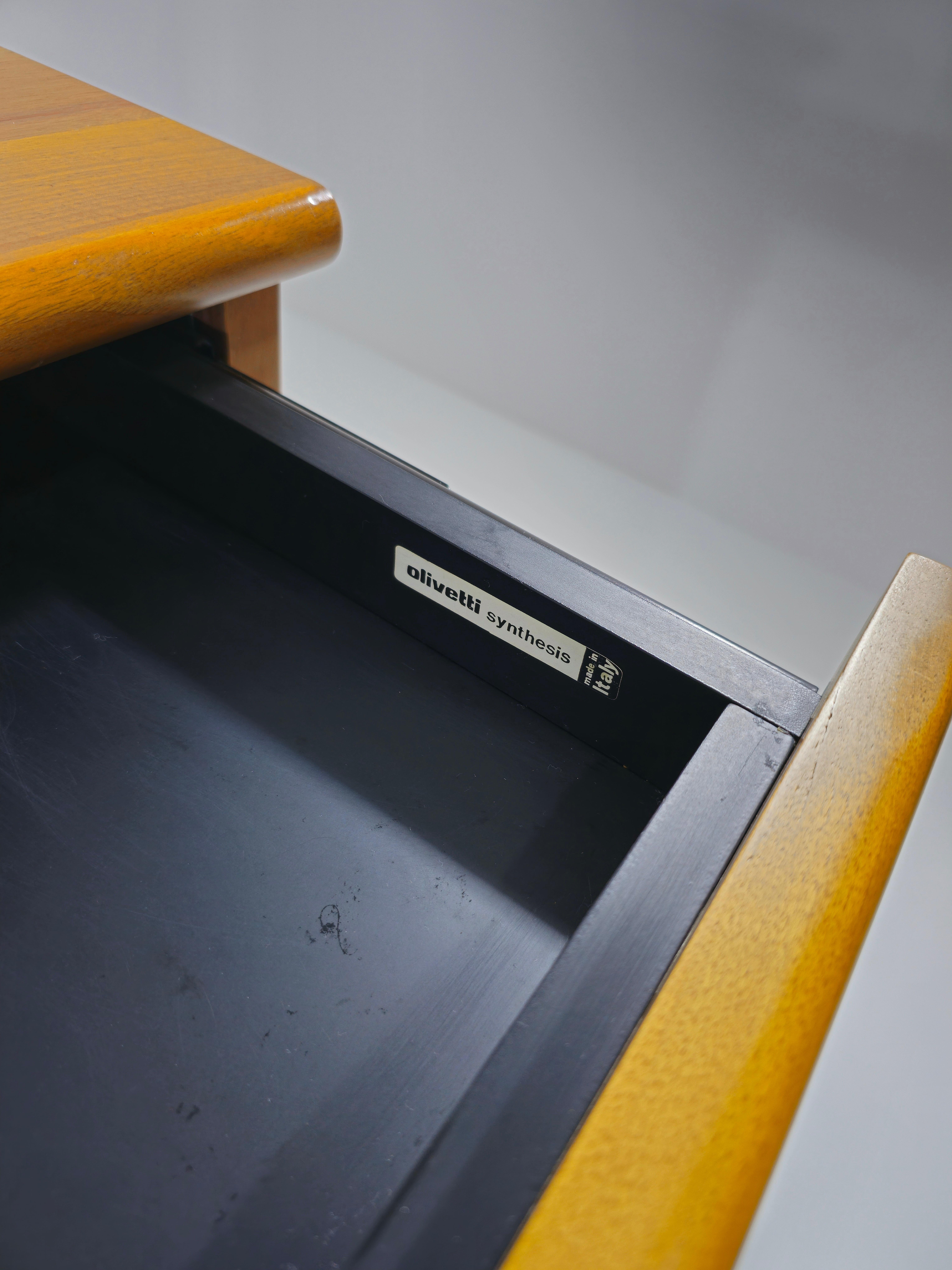 Bürokommode aus der Linie Olivetti Synthesis von Ettore Sottsass. Hergestellt in Italien in den 80er Jahren. Hervorragende Qualität, aus Massivholz. Vier Schiebeschubladen mit schwarz lackierten Stahlgriffen. Die Kommode wird von vier schwarzen