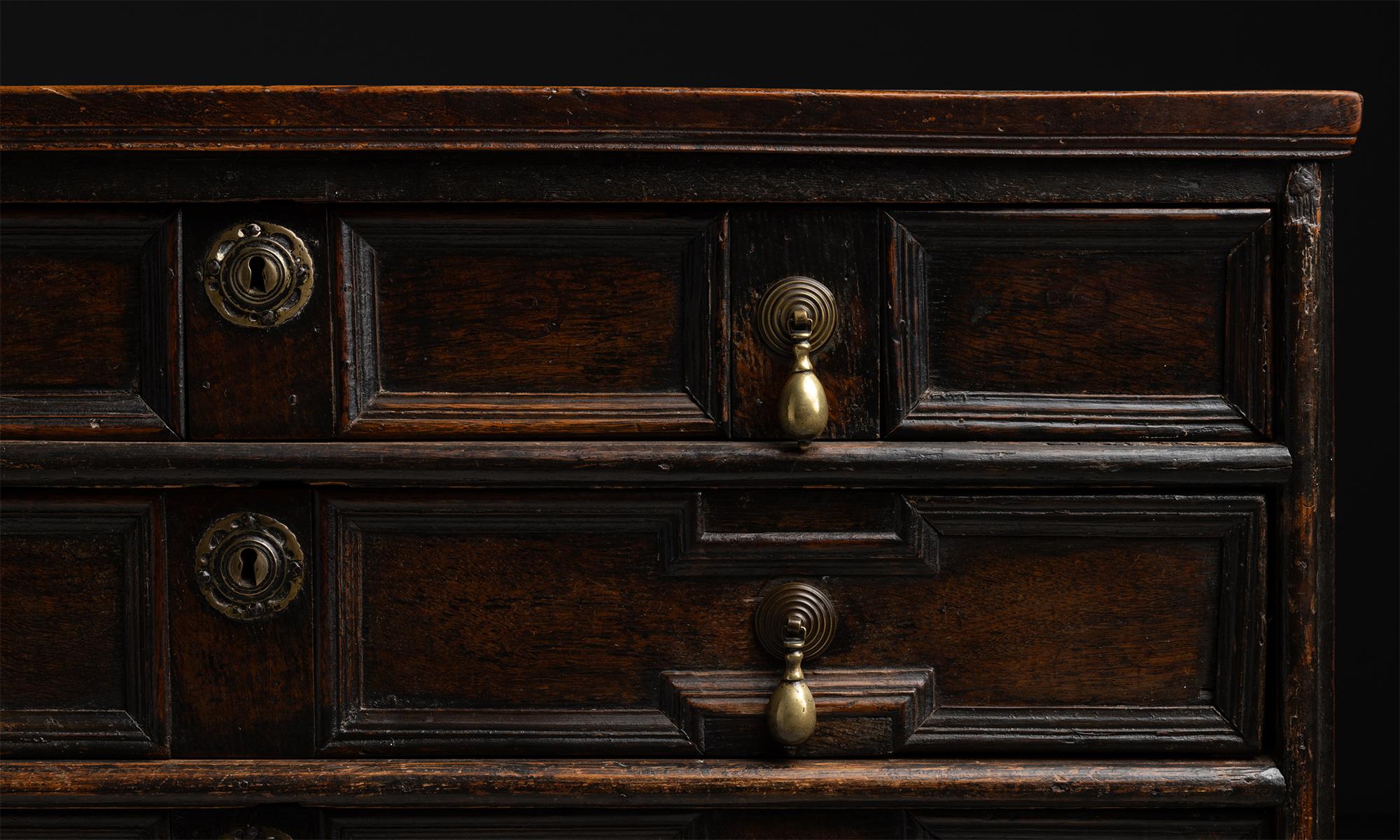 Chest of Drawers on Stand, England circa 1760 In Good Condition For Sale In Culver City, CA
