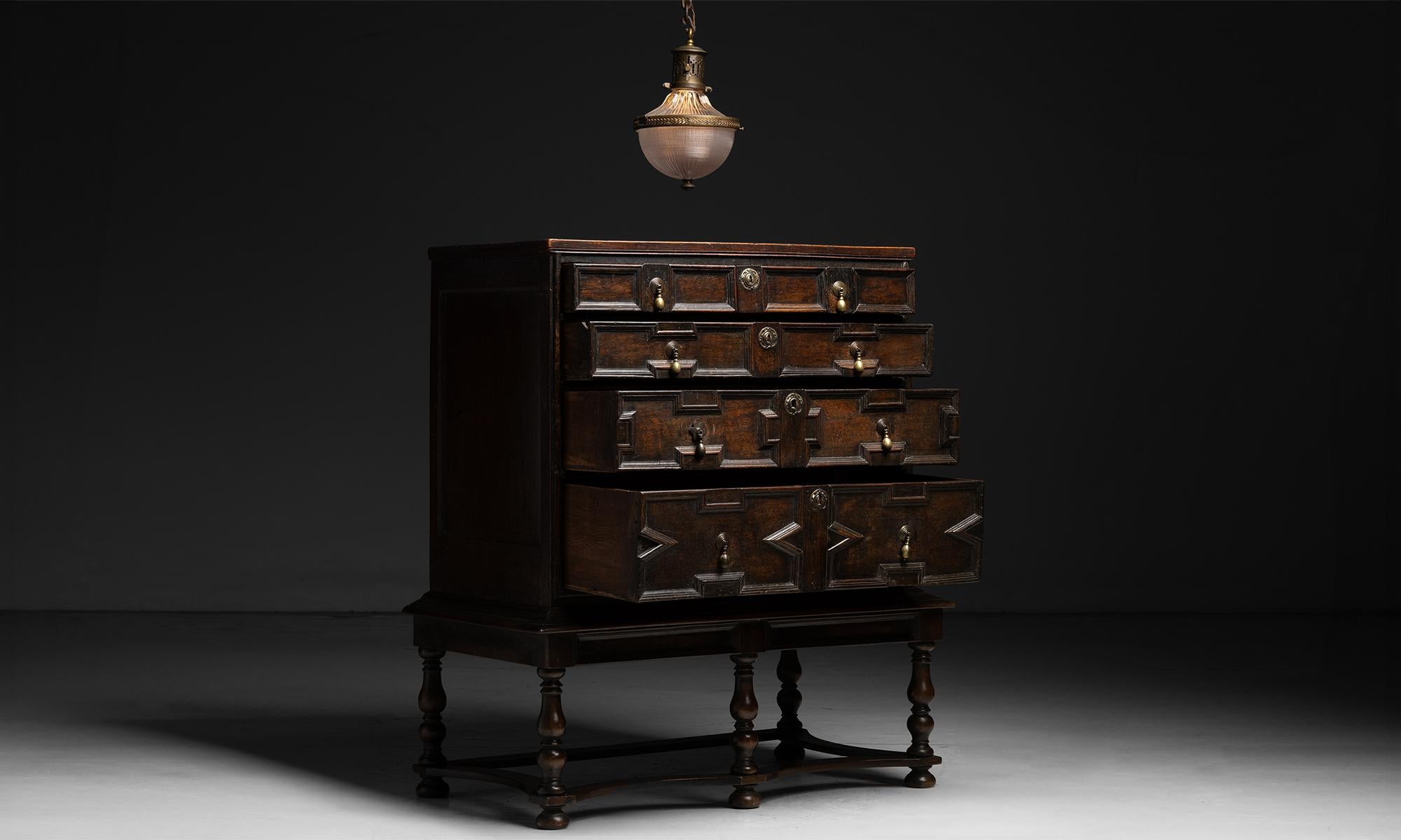 Chest of Drawers on Stand, England circa 1760 For Sale 1