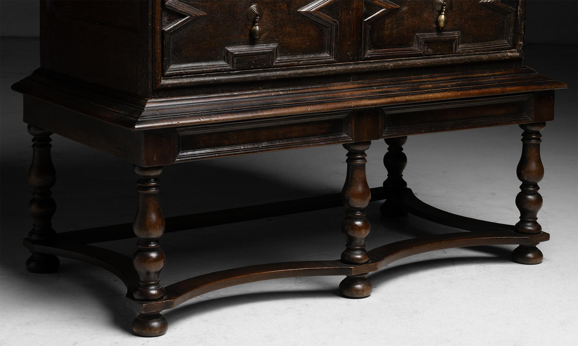 Commode sur Stand, Angleterre vers 1760 en vente 2