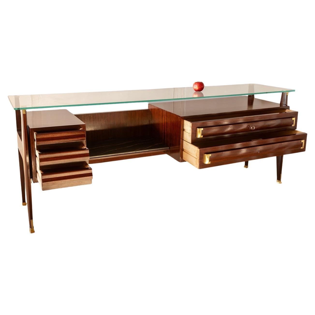 Commode, ou buffet, en bois de rose. Travail italien, années 1960. en vente