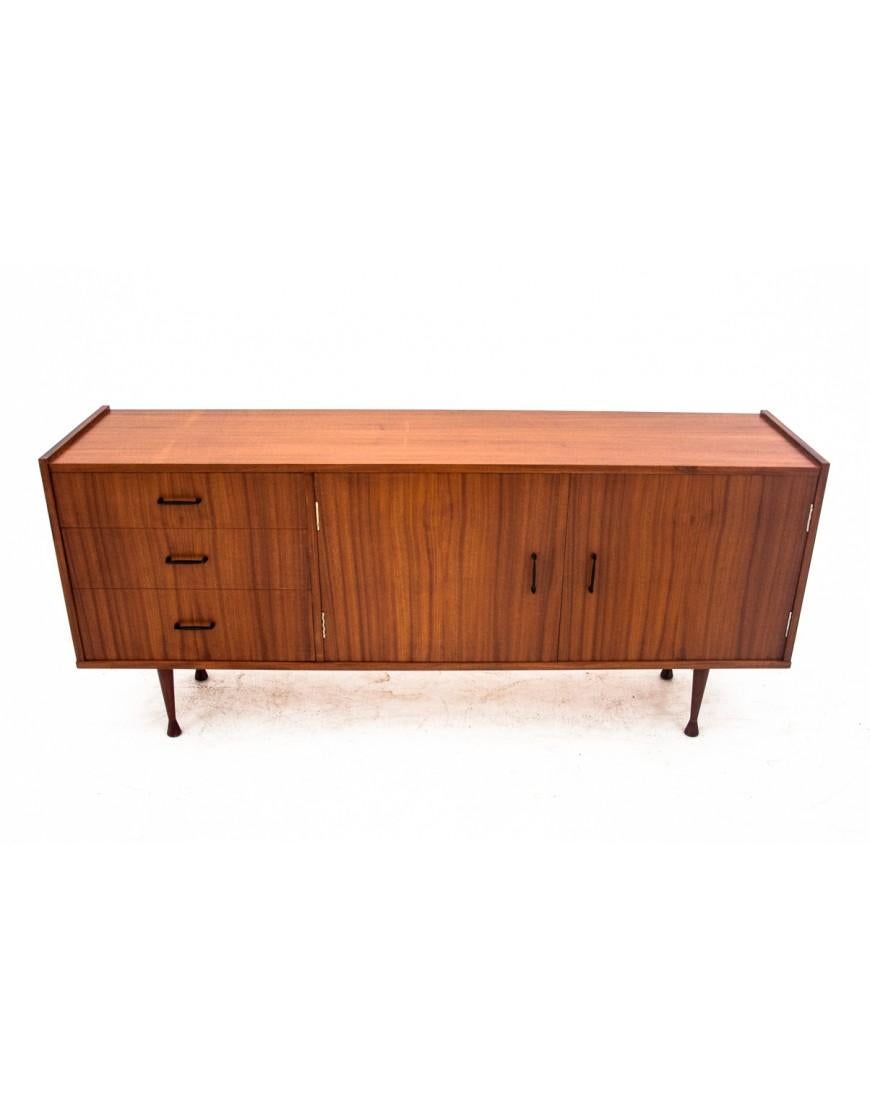 Commode produite par Krakowskie Fabryki Mebli dans les années 1960.

Meubles en très bon état, après une rénovation professionnelle.

Dimensions : hauteur 80 cm / largeur 180 cm / profondeur 45 cm