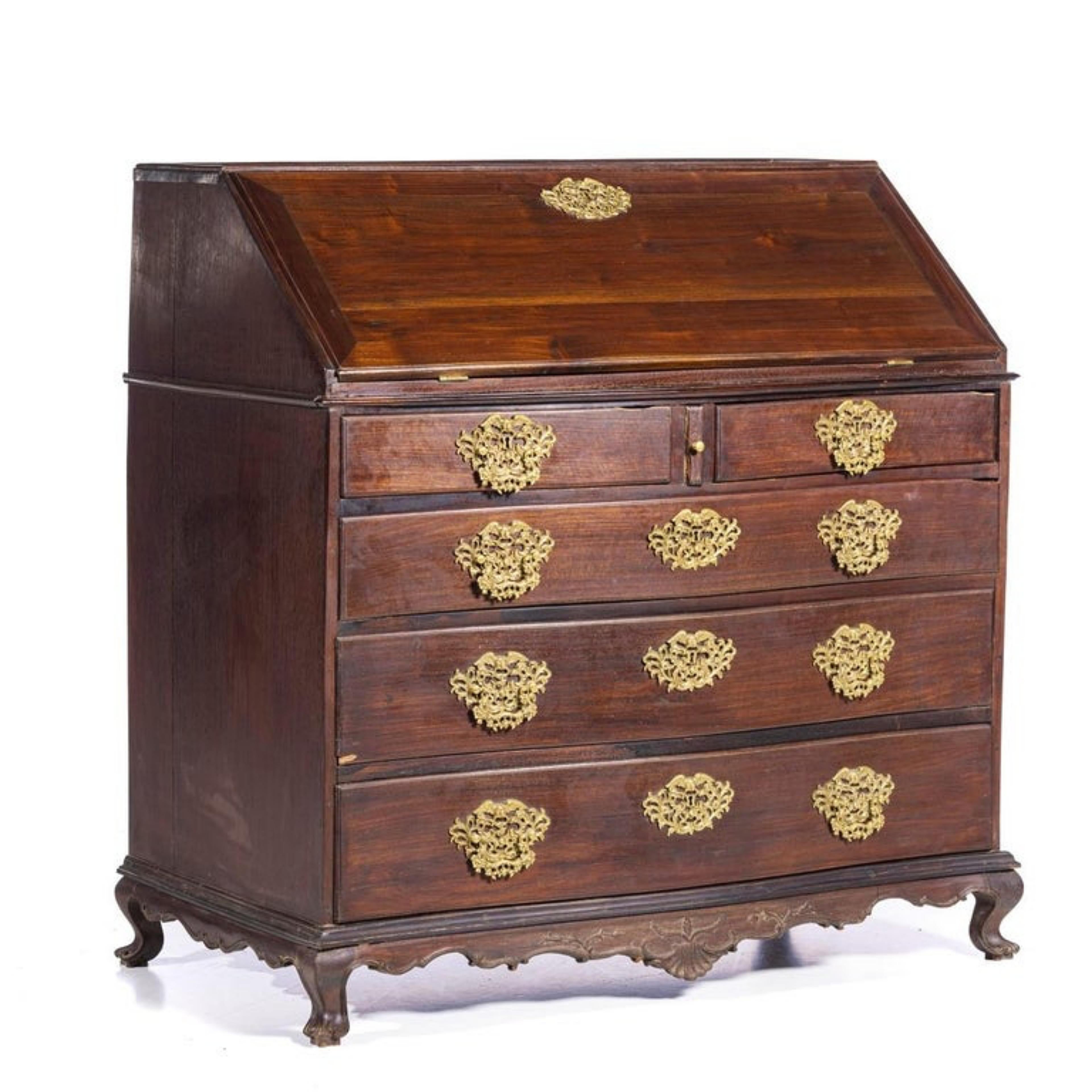 Chest of Drawers
Portuguese 18th Century

in vinhatic wood.
With three drawers and folding top, interior with central hatch and six drawers.
Defects.
Dim.: 120 x 114 x 64 cm.