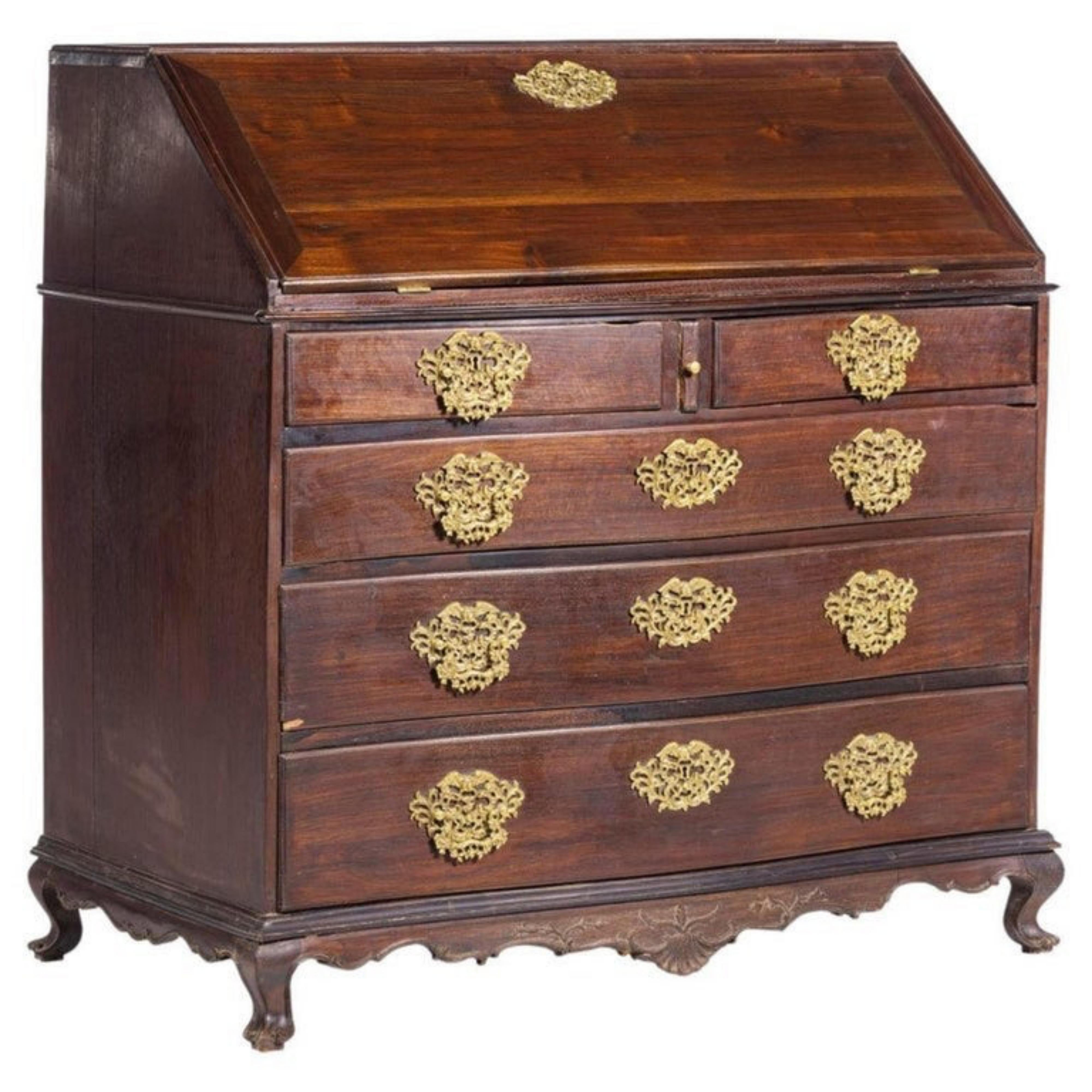 Cassettiera
Portoghese del XVIII secolo

in legno vinoso.
Con tre cassetti e piano ribaltabile, interno con sportello centrale e sei cassetti.
Difetti.
Dimensioni: 120 x 114 x 64 cm.