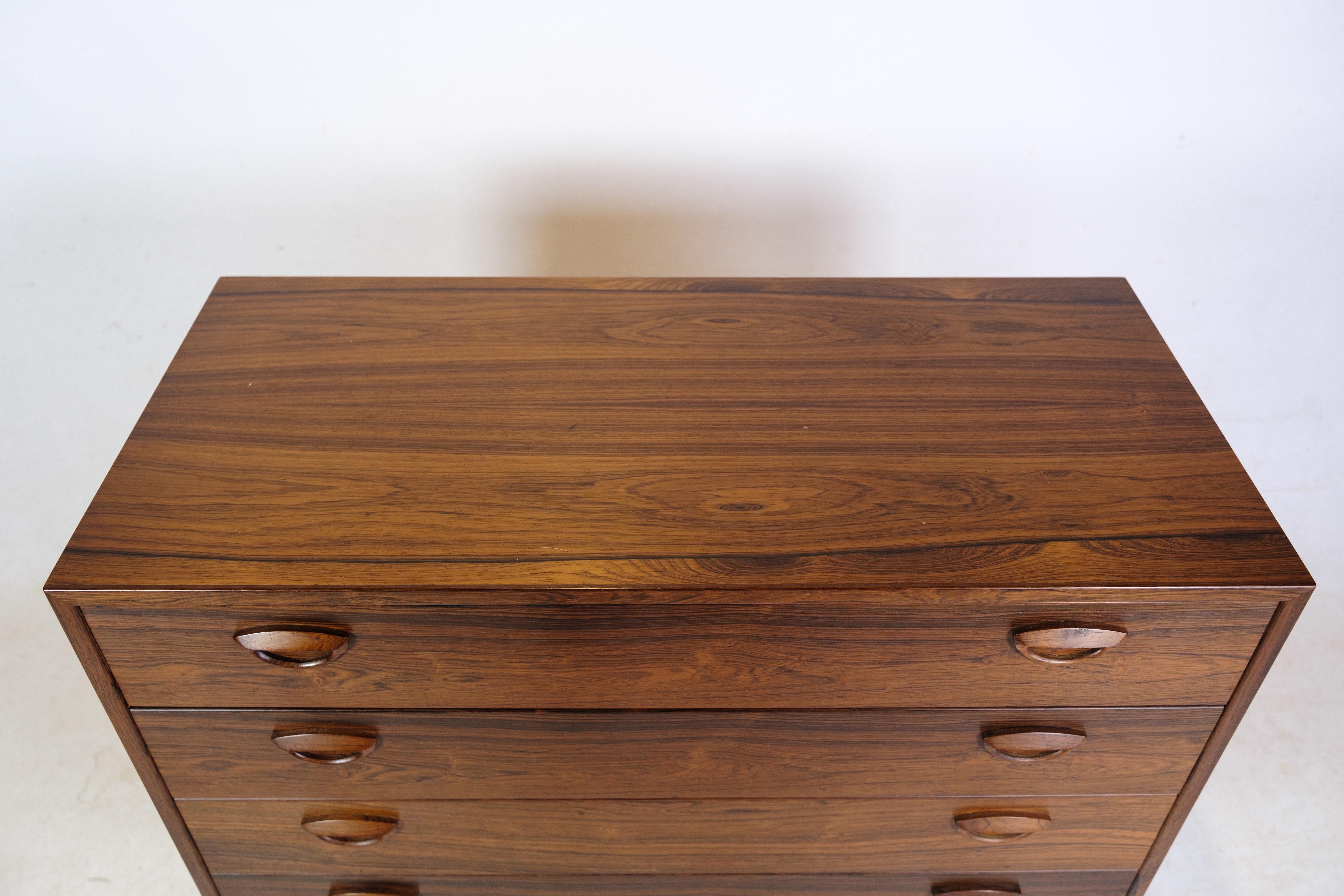 Chest of drawers in rosewood of Danish design with 4 drawers and tapered legs from around the 1960s.
Dimensions in cm: H:76 W:85.5 D:40