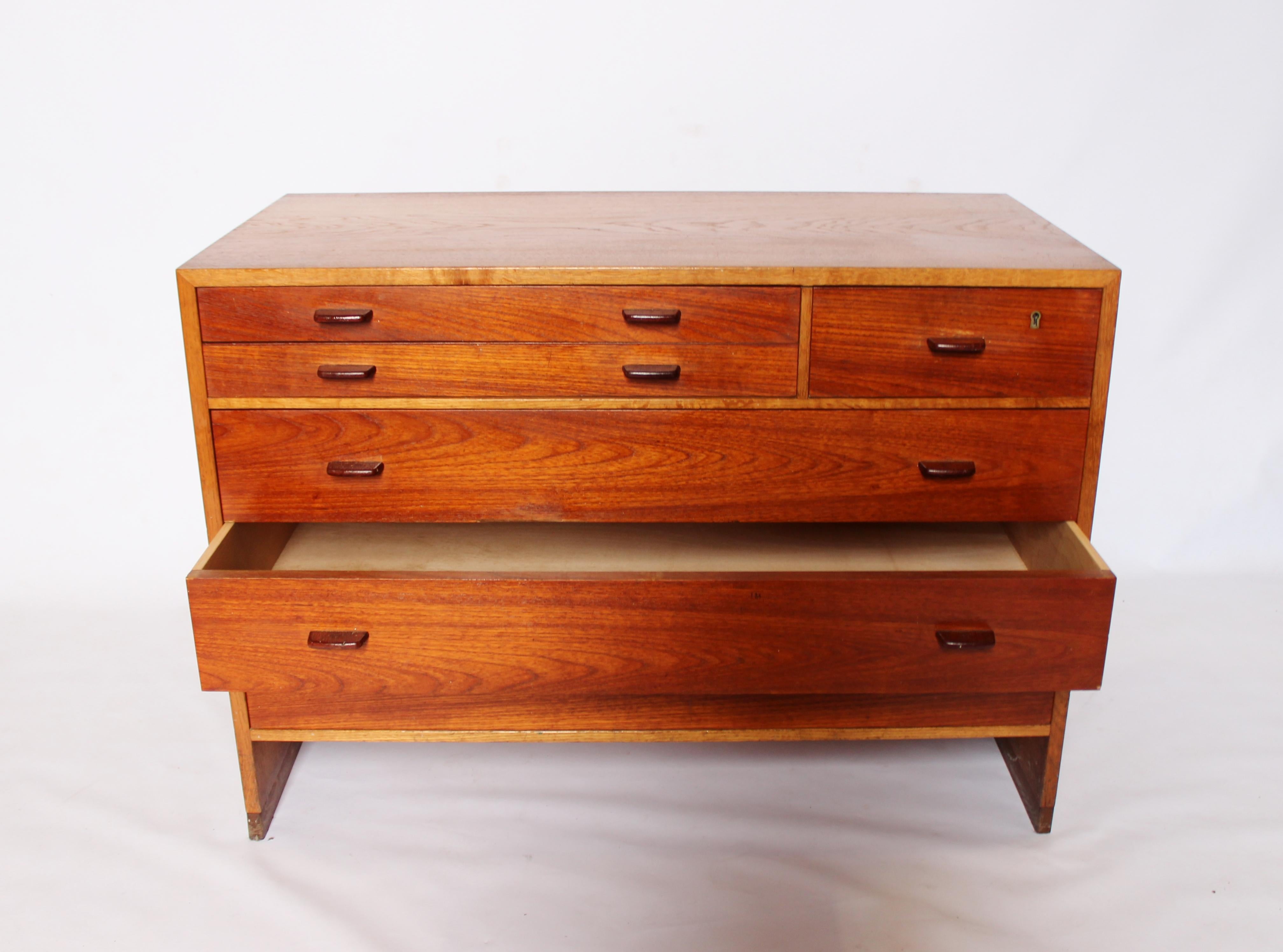 Chest of drawers, RY-16, in oak and teak designed by Hans J. Wegner and manufactured by RY furniture factory on the 20th of September 1955. The chest is in great vintage condition.