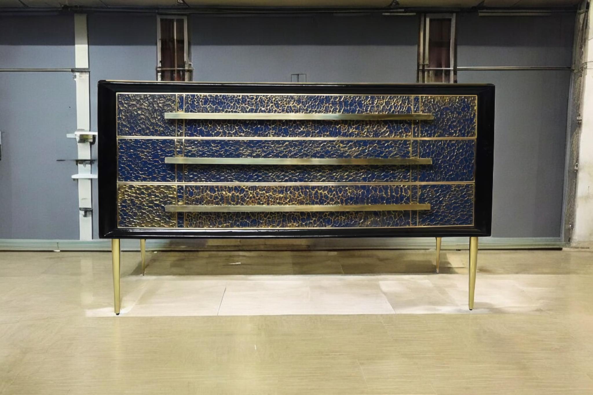 Cómoda, azul zafiro antiguo cristal de murano, pan de oro, latón, disponible en venta 5