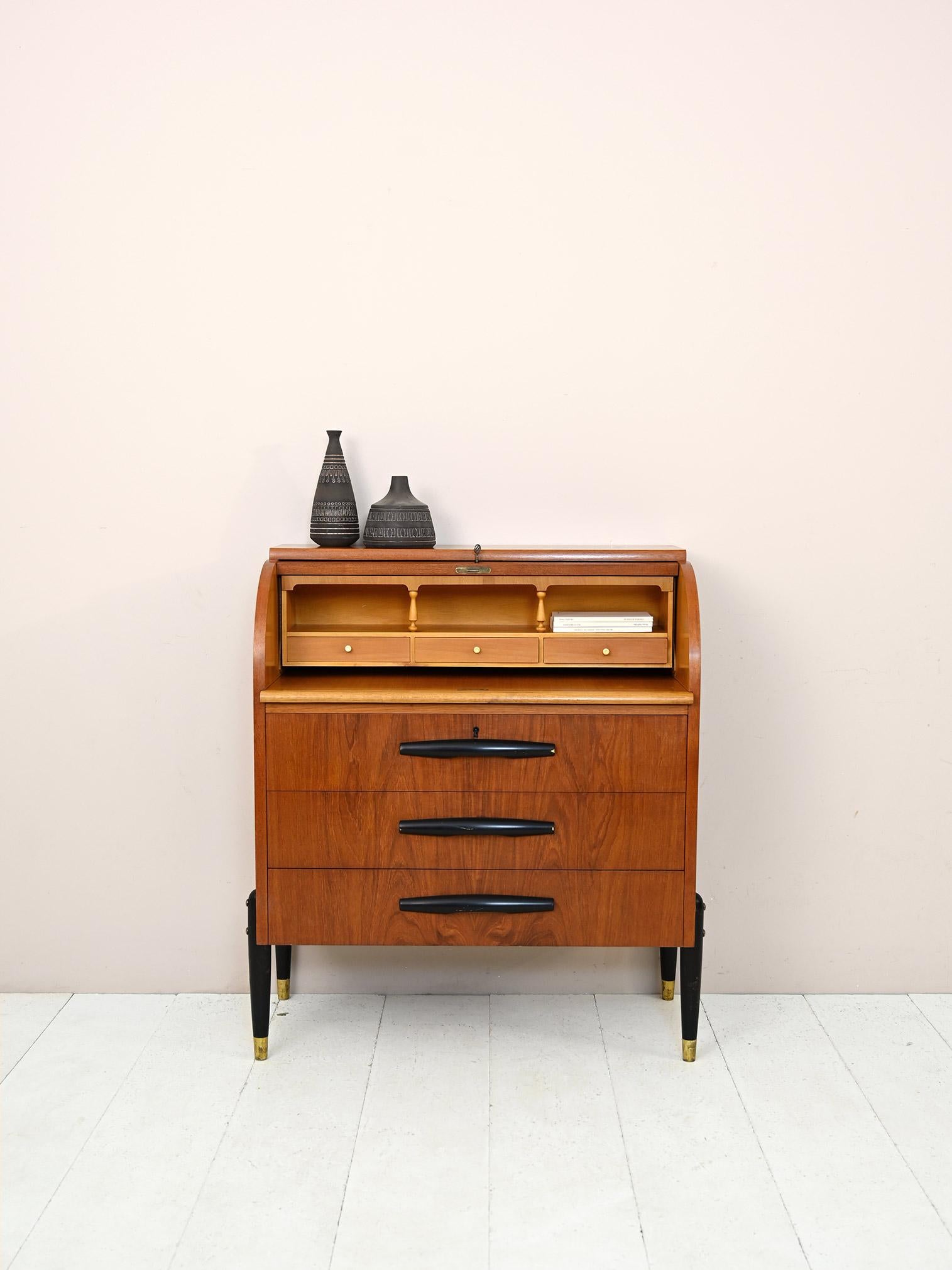 Cabinet with flap and pull-out top.
A cabinet reminiscent of midcentury lines but with a modern, Minimalist look.
Consisting of three drawers, the first of which has a lock, and a flap that conceals within it several small compartments and drawers