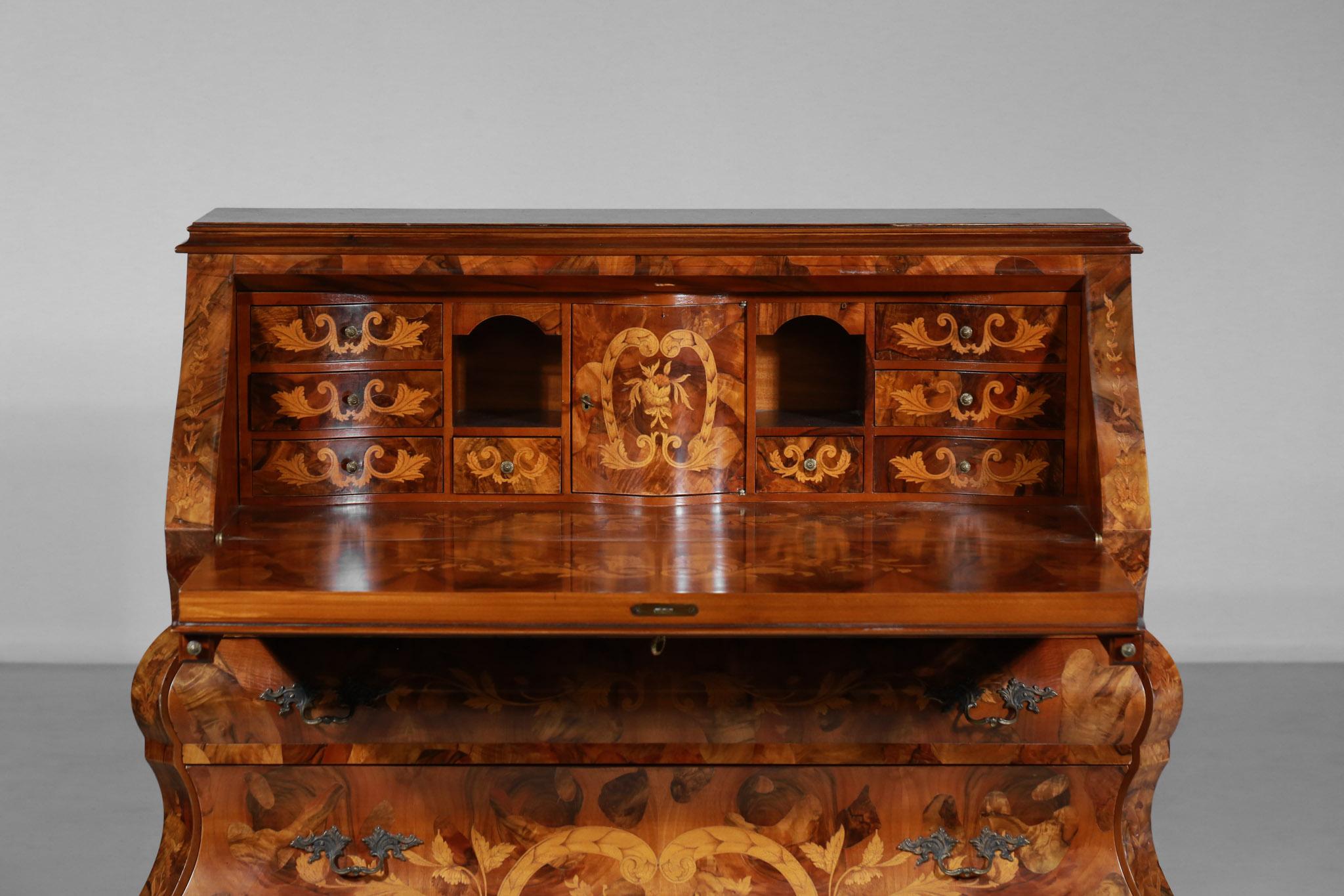 Chest of drawers in Dutch style from the beginning of the century.
Entirely inlaid with floral decoration, with brass handles and a lion paw shaped base.
The upper part consists of a secretary with several storage compartments and the lower part
