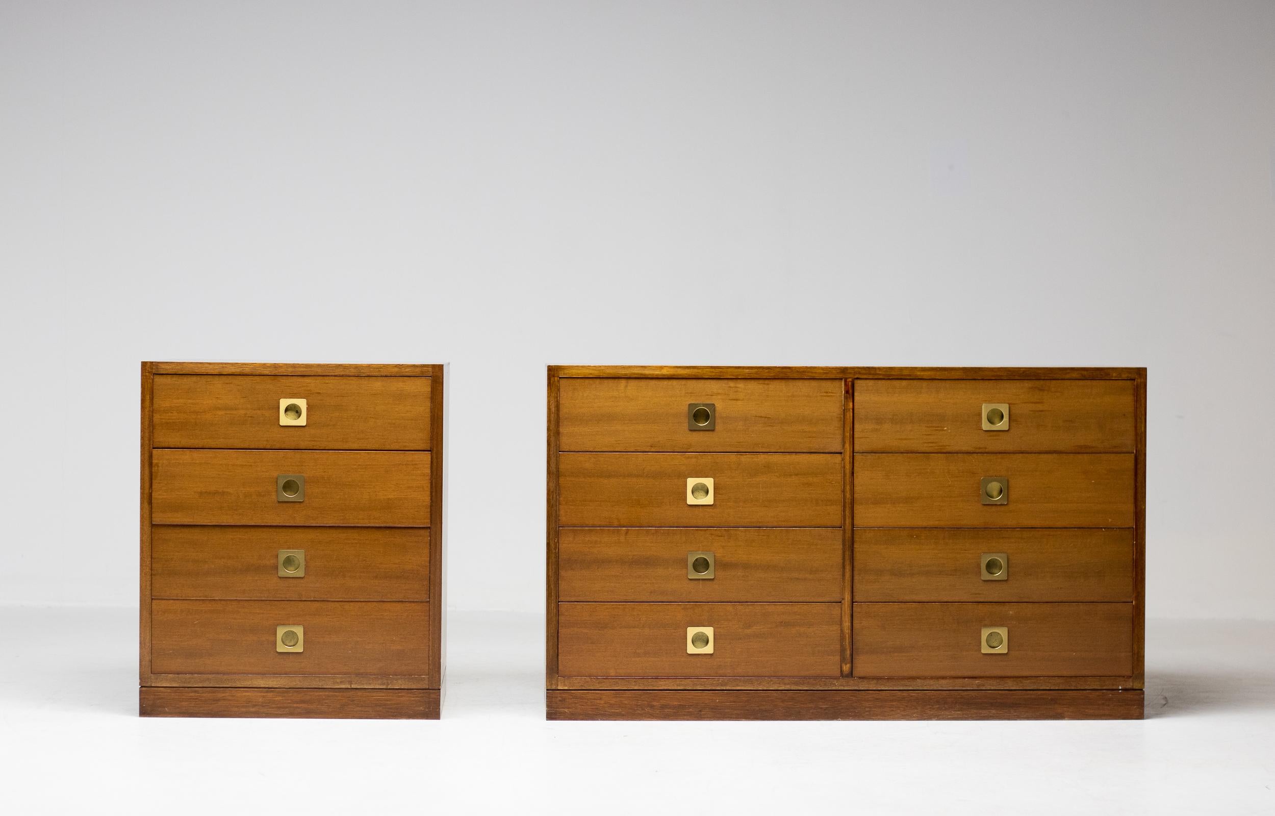 Coppia di cassettiere abbinate in noce e ottone attribuite a Ico Parisi, prodotte da Spartaco Brugnoli. Design raffinato con tiranti in ottone intarsiato per aprire i 12 cassetti di dimensioni generose. 
Il set è molto versatile: la coppia può